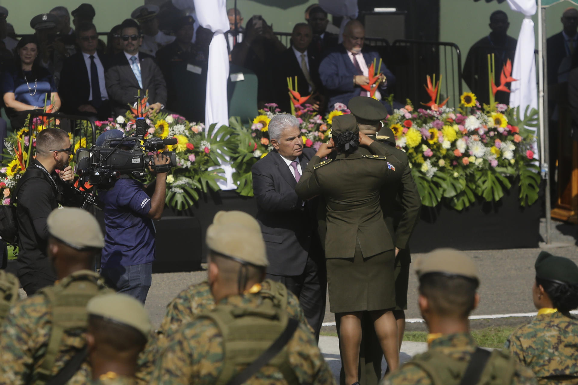 El presidente de Panamá, Raúl Mulino (c), posesiona al nuevo director de la Policía del servicio Nacional de Fronteras (SENAFRONT), Larry Solís (d-espalda), durante el acto de cambio de mando en el Senafront este lunes, en Ciudad de Panamá (Panamá). EFE/Carlos Lemos