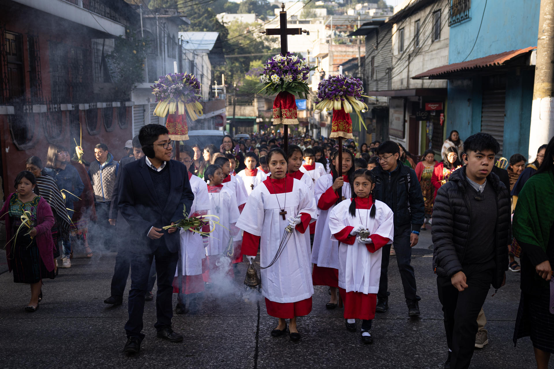 Un grupo de niños católicos encabezan la procesión de Las Palmas este domingo en el poblado indígena de San Pedro Sacatepéquez en el oeste de Guatemala. EFE/David Toro