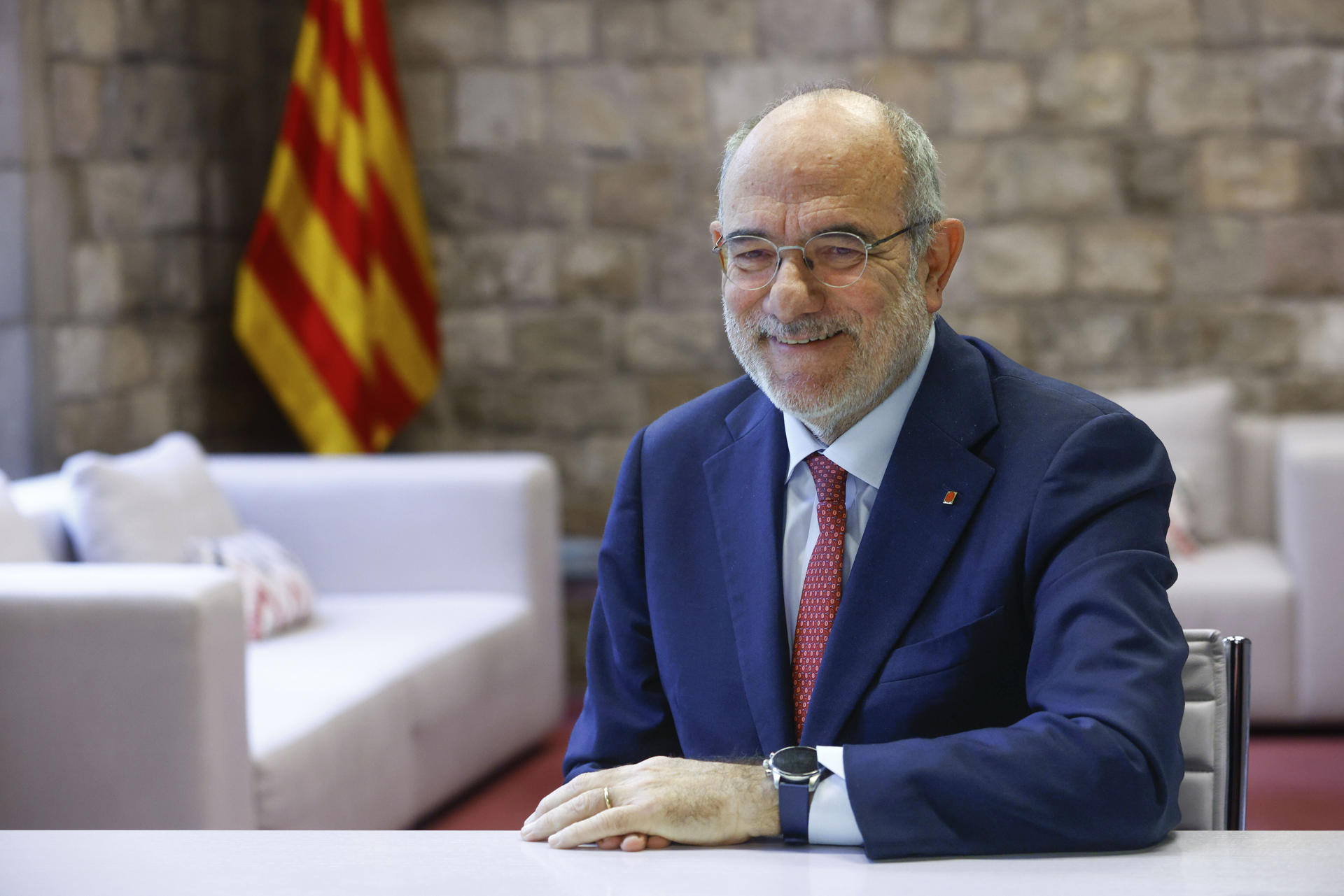 El conseller de Unión Europea y Acción Exterior, Jaume Duch, se ha mostrado, en una entrevista con EFE, "moderadamente optimista" sobre la próxima oficialidad del catalán en las instituciones europeas, lo que considera una cuestión de "justicia lingüística", si bien ha evitado fijar plazos. EFE/Quique García