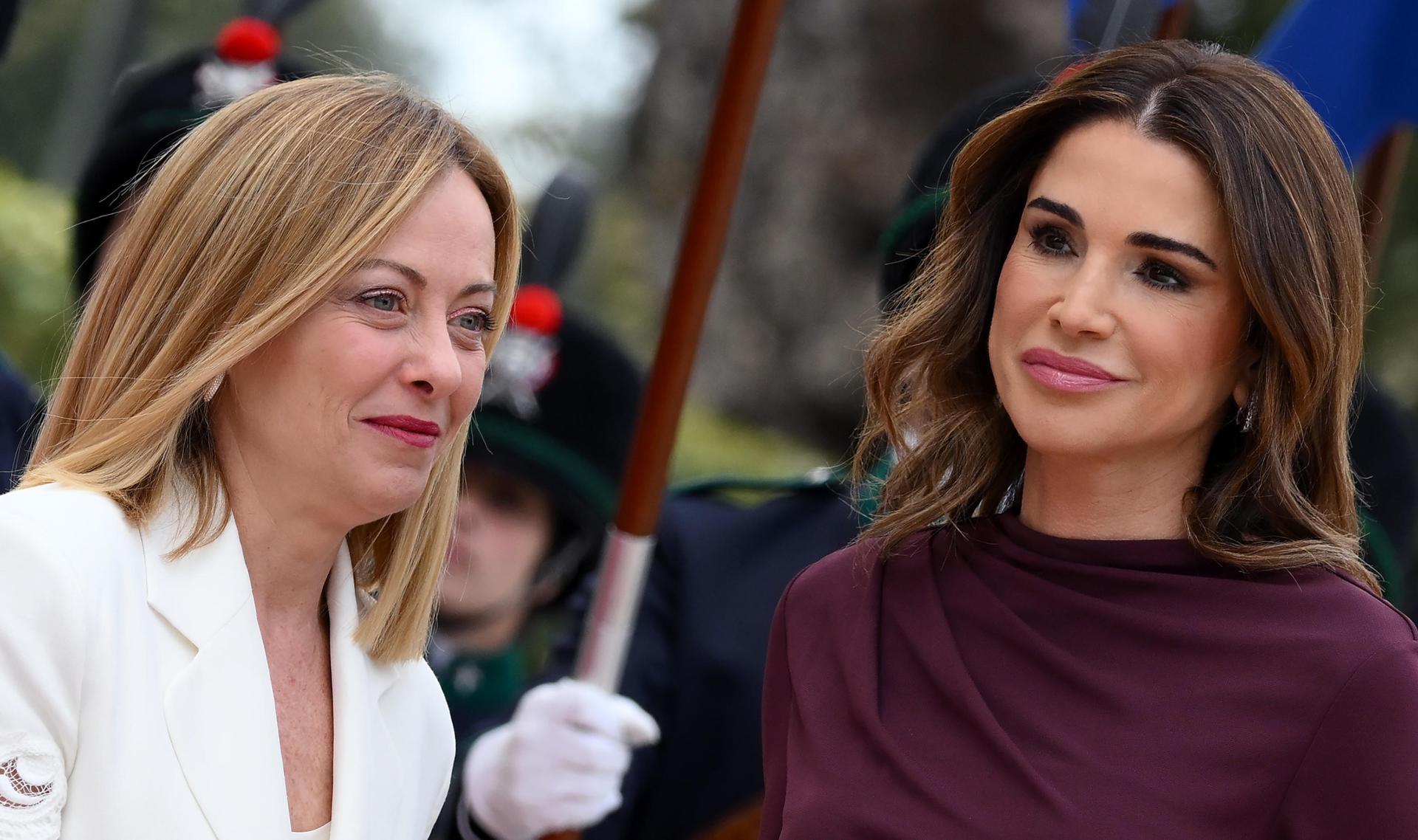 La primera ministra italiana Giorgia Meloni (izquierda) da la bienvenida a la reina Rania de Jordania (derecha) en la Villa Doria Pamphili en Roma, Italia, el 09 de abril de 2025. (Italia, Jordania, Roma) EFE/EPA/ETTORE FERRARI