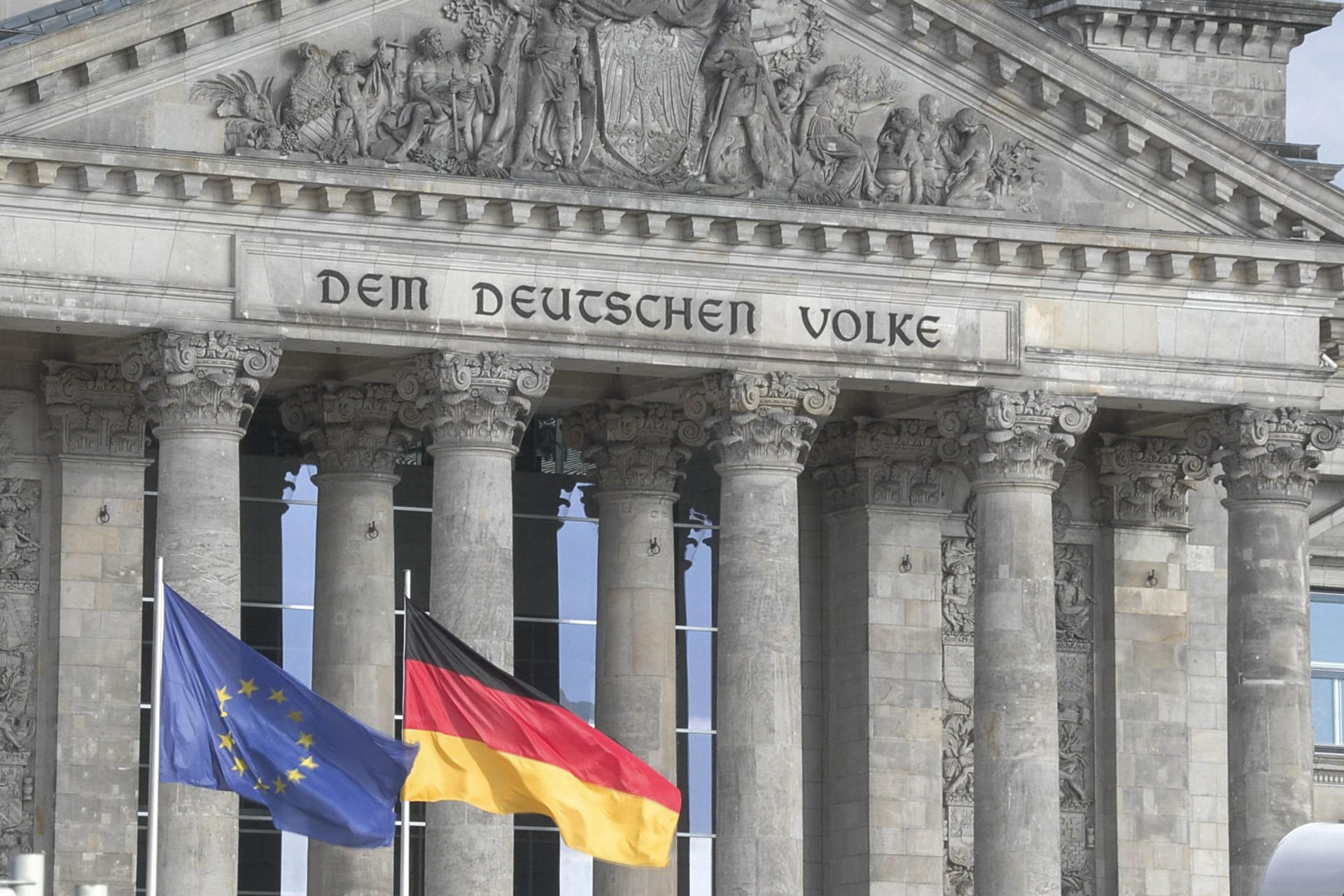 El próximo Gobierno de Alemania, que dirigirá previsiblemente el conservador Friedrich Merz, contará con unas posibilidades de endeudamiento inéditas gracias a las últimas reformas constitucionales en el país, que abren escenarios al regreso de un crecimiento económico germano que también podría impulsar a Europa, según indicaron a EFE varios analistas. Alemania acumula dos años consecutivos en recesión y en 2025 se prevé una expansión mínima de la economía germana de apenas un 0,3 %, según las proyecciones del Gobierno saliente del canciller en funciones Olaf Scholz.EFE/ Lucas Rubio Albizu