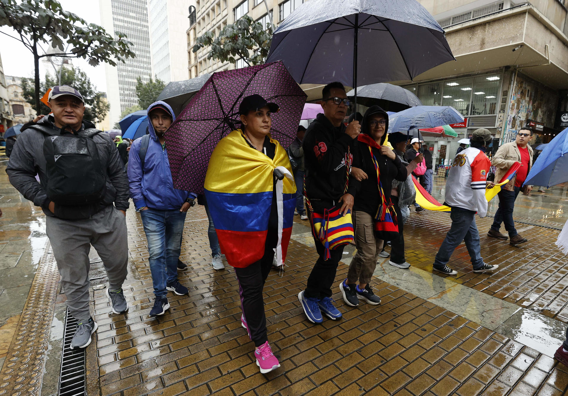 Un grupo de maestros participan de una manifestación este lunes, en Bogotá (Colombia). EFE/ Mauricio Dueñas Castañeda