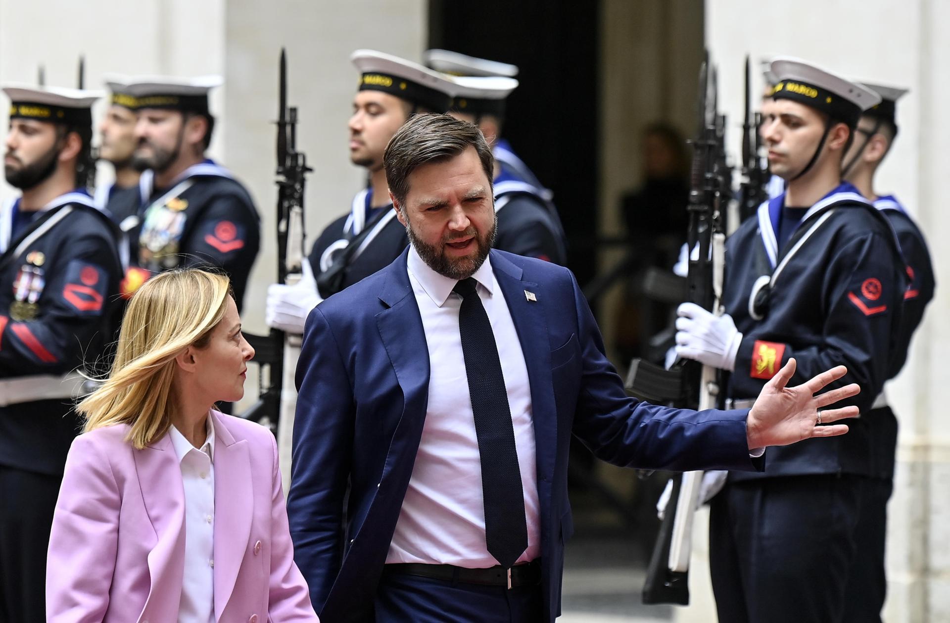 La primera ministra italiana Giorgia Meloni (I) da la bienvenida al vicepresidente de EE. UU. James David Vance (D) durante su reunión en el Palacio Chigi en Roma, Italia, el 18 de abril de 2025. (Italia, Roma) EFE/EPA/RICCARDO ANTIMIANI