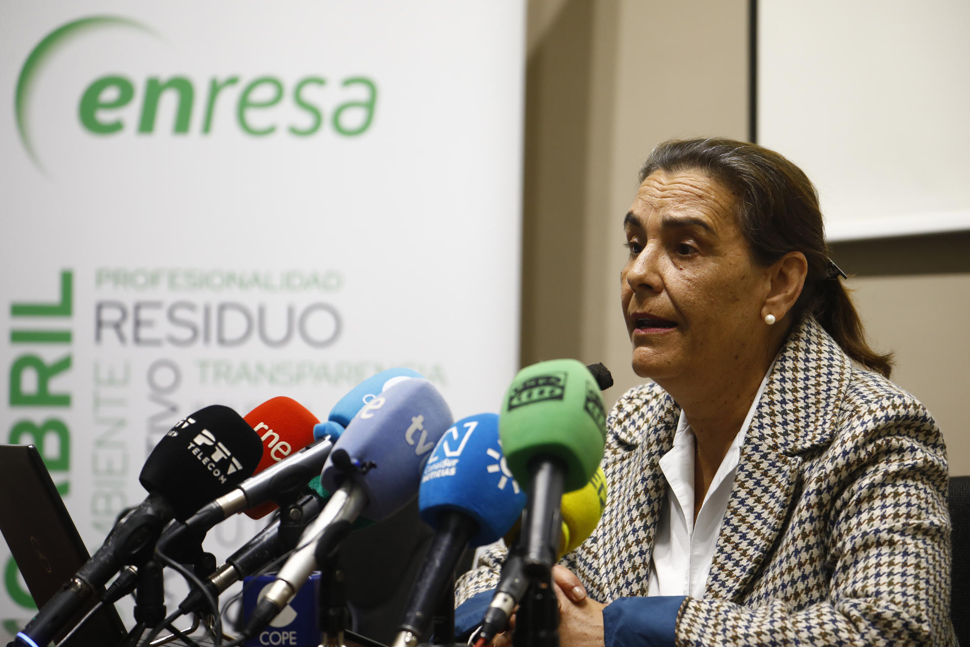 La directora del centro de almacenamiento de El Cabril, Eva Noguero, en rueda de prensa este martes..EFE/Salas