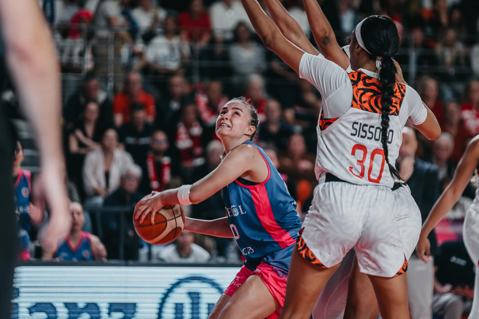 Un momento de la final de la Eurocopa femenina de baloncesto, Villeneuve d´Ascq - Baxi Ferrol, disputada este miércoles en Villeneuve d´Ascq. EFE/FIBA