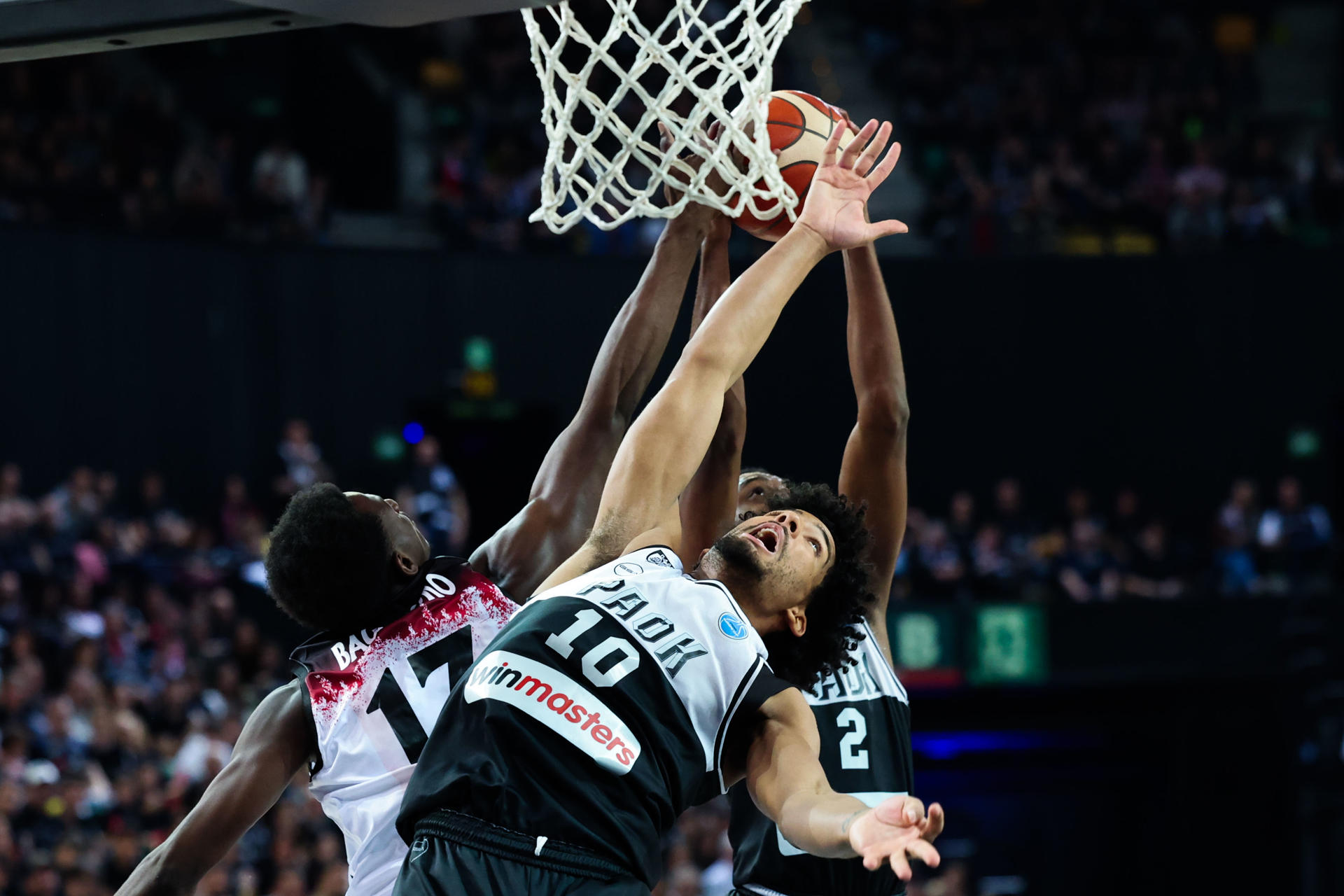 El pivot maliense del Bilbao Basket, Bassala Bagayoko (i), disputa un rebote ante los jugadores estadounidenses del Paok Salónica, Jakob Forrester (c) y Henderson Cedric, durante el partido de ida de la final de la Copa Europa FIBA entre el Surne Bilbao Basket y el PAOK de Salónica, este miércoles en el Bilbao Arena. EFE/Luis Tejido