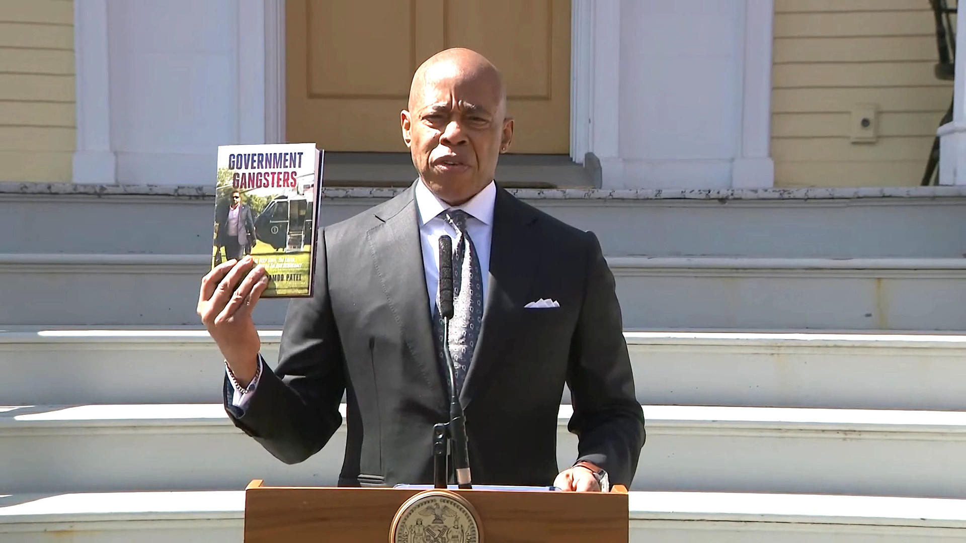 Captura de un vIdeo de la alcaldía de Nueva York donde aparece el alcalde Eric Adams sosteniendo un ejemplar del libro 'Government Gangsters: The Deep State, the Truth, and the Battle for Our Democracy' ('Los mafiosos del gobierno: el Estado profundo, la verdad y la batalla por nuestra democracia'), escrito por el ahora director del FBI Kash Patel, durante una rueda de prensa ofrecida este miércoles en Nueva York (EE.UU.).EFE/Alcaldía de Nueva York /