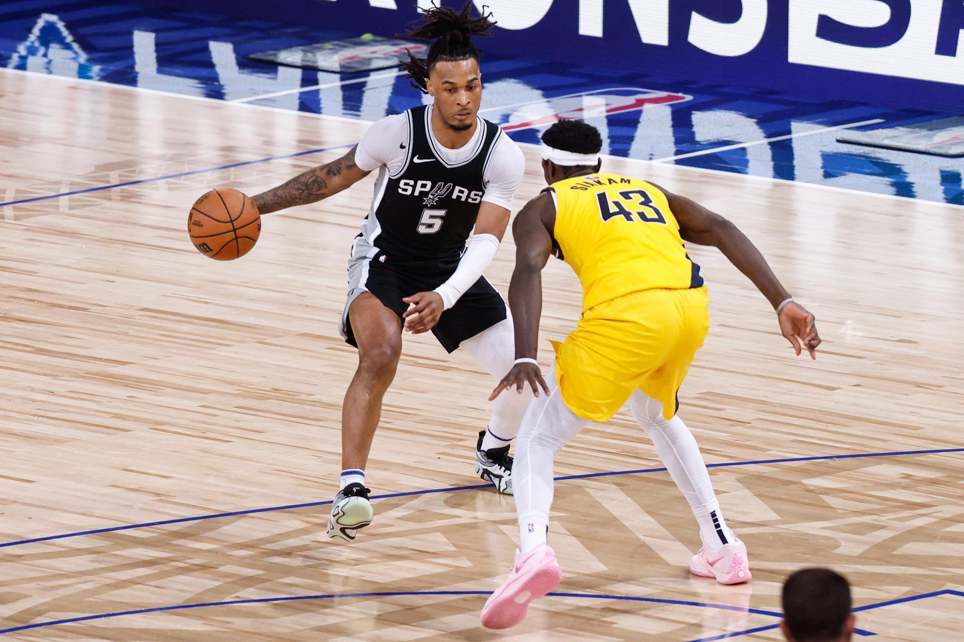 Fotografía de archivo de Stephon Castle (i), quien este martes ha sido proclamado como el 'rookie' del año en la NBA. EFE/EPA/Mohammed Badra
