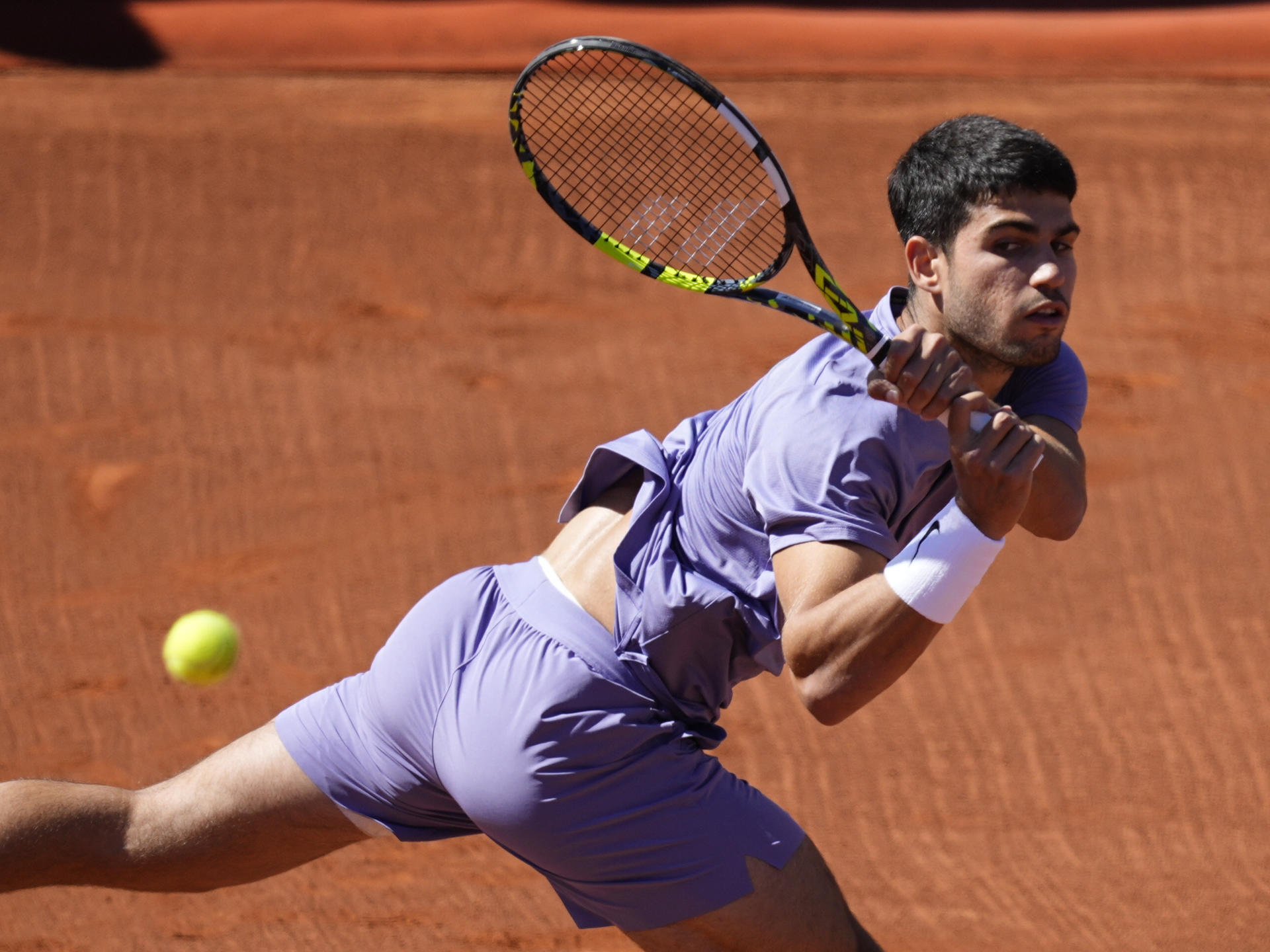 El tenista español Carlos Alcaraz, durante la final del Barcelona Open Banc Sabadell-Trofeo Conde de Godó disputado ante el danés Holger Rune, este domingo en Barcelona. EFE/Enric Fontcuberta