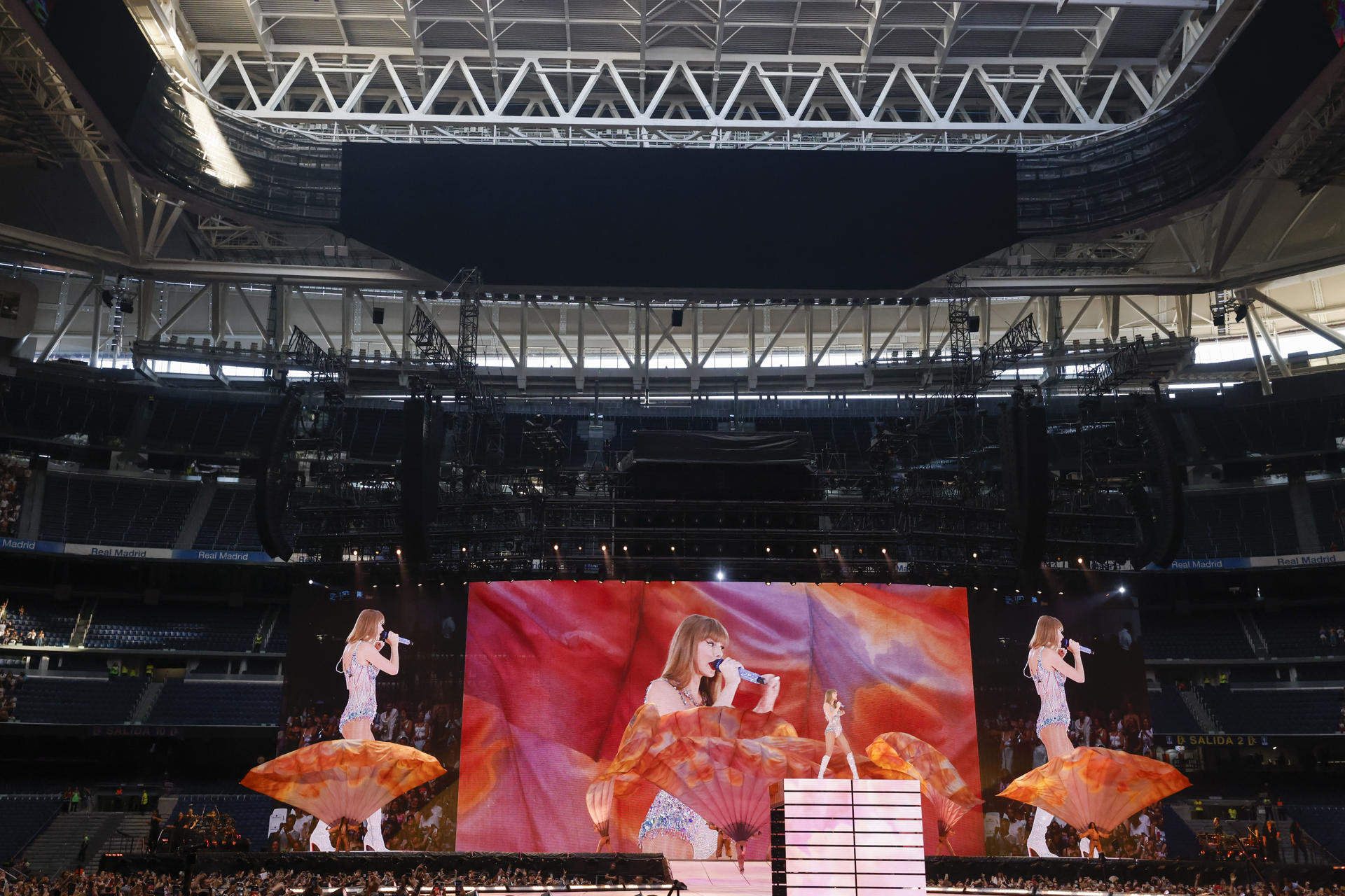 Fotografía del concierto que ofreció la cantante y compositora estadounidense Taylor Swift en el estadio Santiago Bernabéu, el 29 de mayo de 2024. EFE/JUANJO MARTÍN