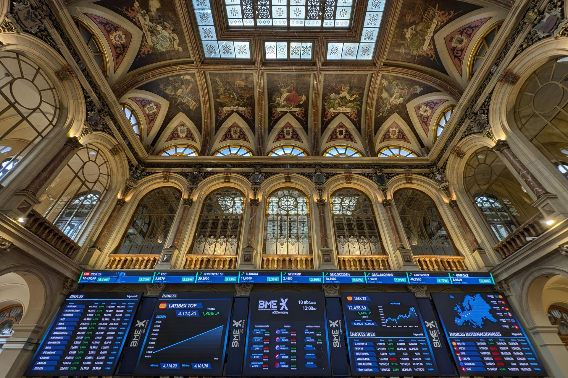 Imagen de este jueves de la Bolsa de Madrid, que cierra con un alza del 4,32 %, su mejor sesión en tres años, y supera los 12.000 puntos, hasta situarse en los 12.307,6 enteros. EFE/ Vega Alonso