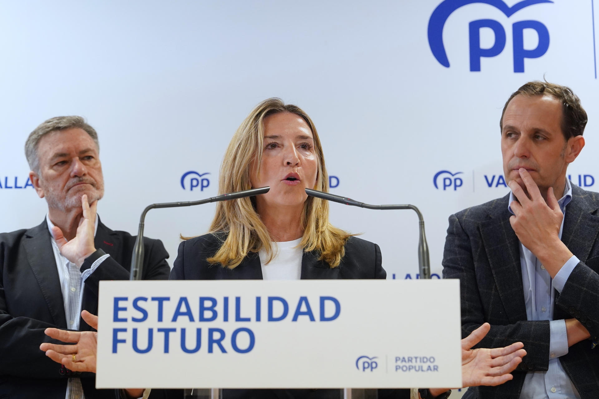 La portavoz del Grupo Parlamentario Popular en el Senado, Alicia García (c), ofrece una rueda de prensa en Valladolid sobre temas de actualidad junto al secretario general del PP de Castilla y León, Francisco Vázquez (i), y el presidente del partido en Valladolid, Conrado Íscar (d). EFE/Nacho Gallego