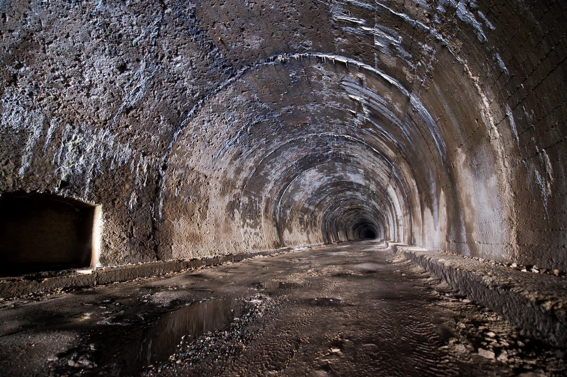 Parte cántabra del túnel de la Engaña, construido a mediados del siglo pasado por presos republicanos y habitantes de la Vega de Pas (Cantabria), que iba a formar parte del eje ferroviario Santander-Mediterráneo y que fue abandonado sin llegar a albergar la doble vía que estaba prevista para atravesarlo, siendo un lugar que los pasiegos ahora intentan recuperar para la promoción turística del valle. FOTO/EFE/ Pedro Puente Hoyos
