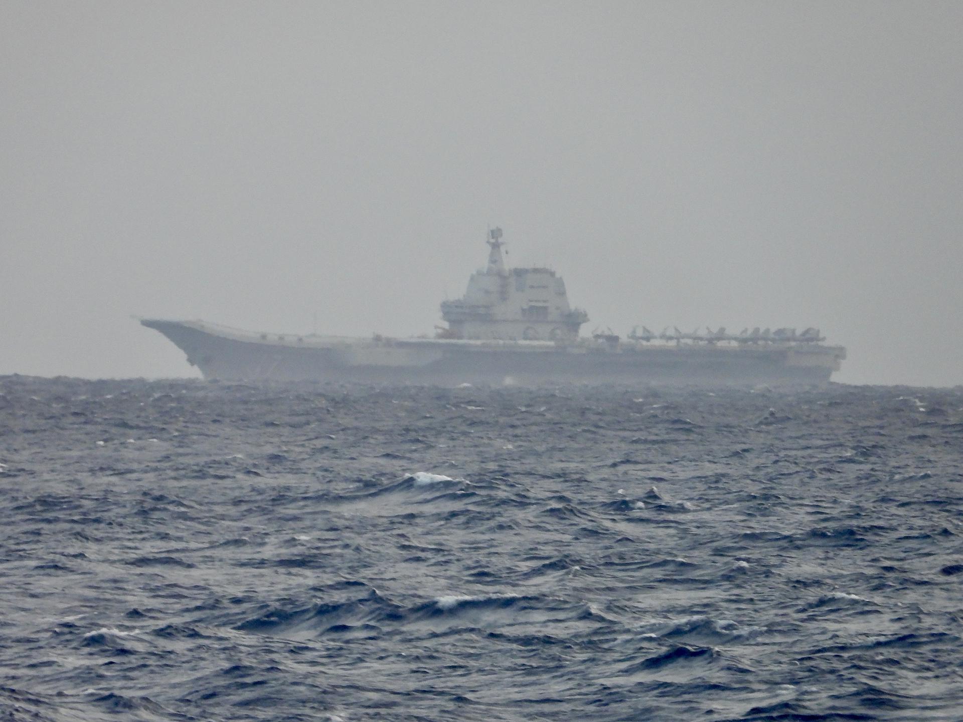 Una foto de archivo proporcionada por el Ministerio de Defensa Nacional de Taiwán muestra al portaaviones chino Shandong maniobrando durante un ejercicio militar del PLA chino en un lugar no revelado alrededor de Taiwán, 01 de abril de 2025. El Ejército Popular de Liberación de China llevó a cabo ejercicios conjuntos alrededor de Taiwán, simulando ataques aéreos y terrestres como una advertencia a los defensores de la independencia de Taiwán, que Pekín considera una amenaza a la soberanía nacional. EFE/EPA/AGENCIA DE NOTICIAS MILITARES DE TAIWÁN / DISTRIBUCIÓN OBLIGATORIA CREDITO DISTRIBUCIÓN USO EDITORIAL ÚNICAMENTE / NO VENTAS