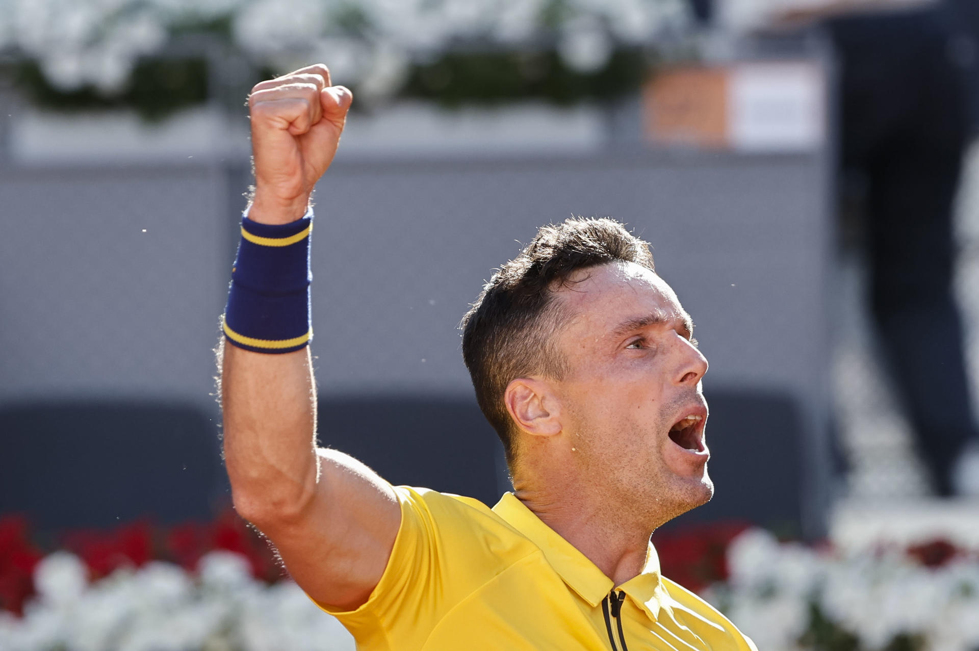 El tenista español Roberto Bautista celebra su victoria ante su compatriota Jaume Munar en el partido de la ronda 128 de 23ª edición del Mutua Madrid Open de tenis que se celebra este miércoles, en la Caja Mágica, en Madrid. EFE/ Sergio Pérez