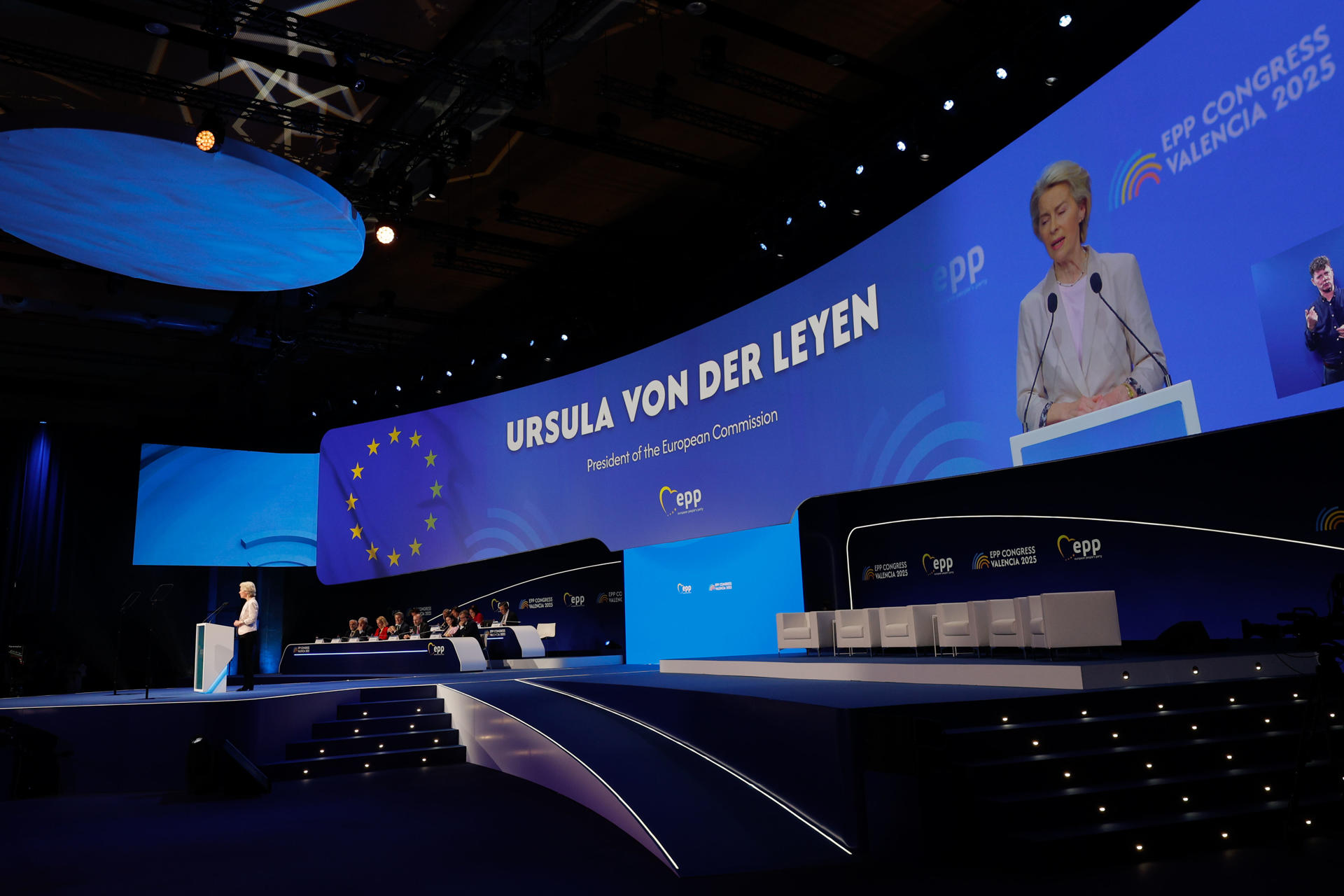 La presidenta de la Comisión Europea, Ursula von der Leyen, interviene durante la apertura del Congreso del Partido Popular Europeo (PPE), este martes en el recinto de Feria Valencia. EFE/Kai Fösterling