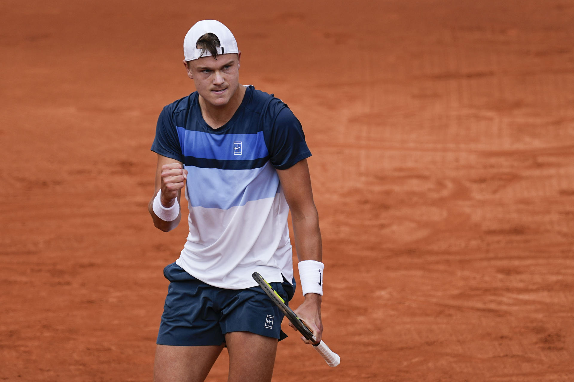 El tenista danés Holger Rune celebra un punto frente al ruso Karen Khachanov durante el partido de semifinales del Barcelona Open Banc Sabadell-Trofeo Conde de Godó. EFE/Enric Fontcuberta