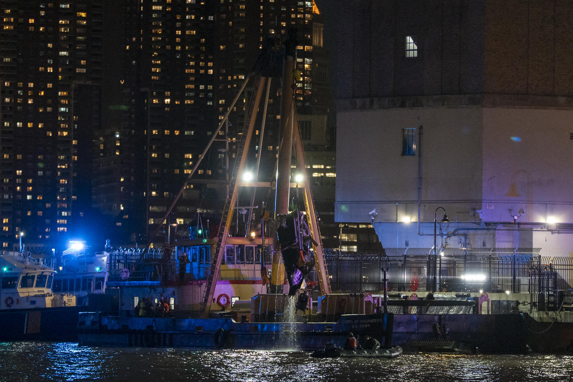 Organismos de emergencia retiran del agua los restos de un helicóptero accidentado este jueves, en el Río Hudson en Nueva York (Estados Unidos). EFE/ Angel Colmenares