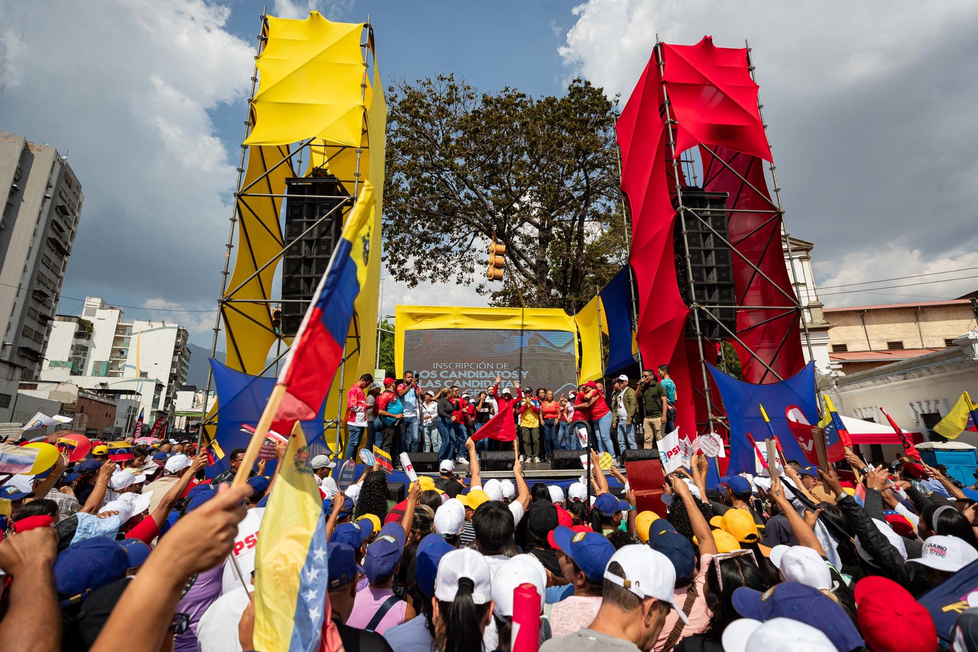 El candidato del Gran Polo Patriótico Simón Bolívar, Nicolás Maduro Guerra (c), saluda durante su presentación en una marcha chavista este sábado, en Caracas (Venezuela). EFE/ Ronald Peña