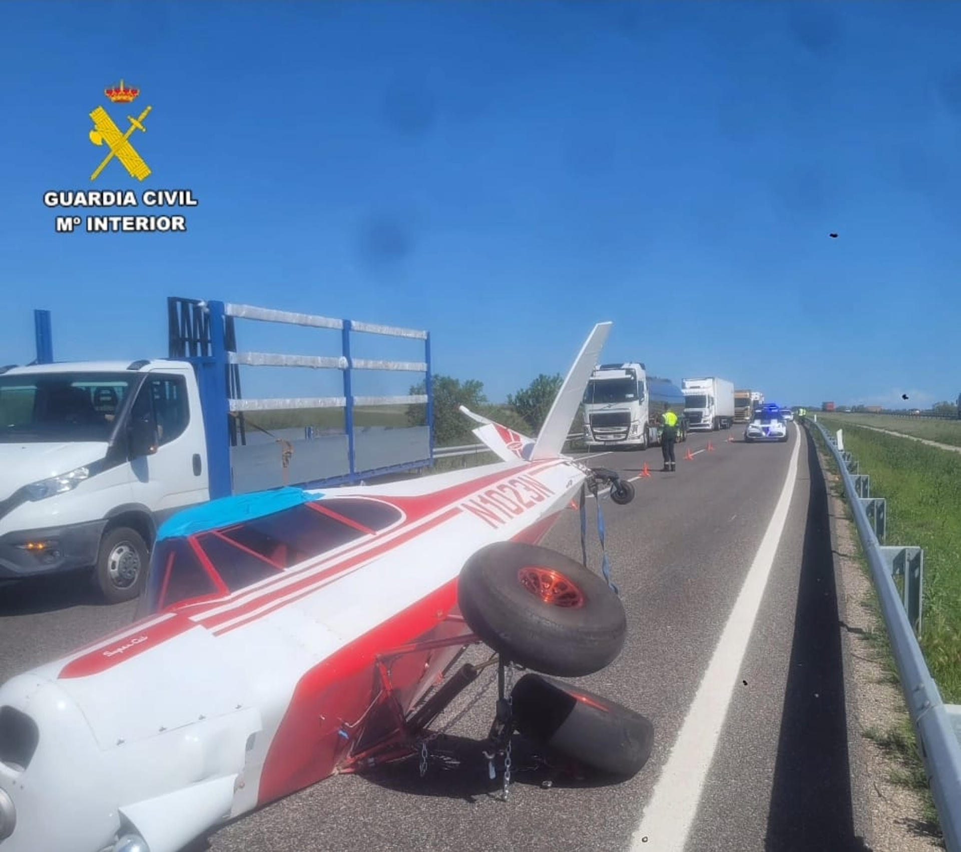 Fuselaje de la avioneta sobre la AP-2. EFE/ Guardia Civil / Mº Interior SÓLO USO EDITORIAL / SÓLO DISPONIBLE PARA ILUSTRAR LA NOTICIA QUE ACOMPAÑA (CRÉDITO OBLIGATORIO)