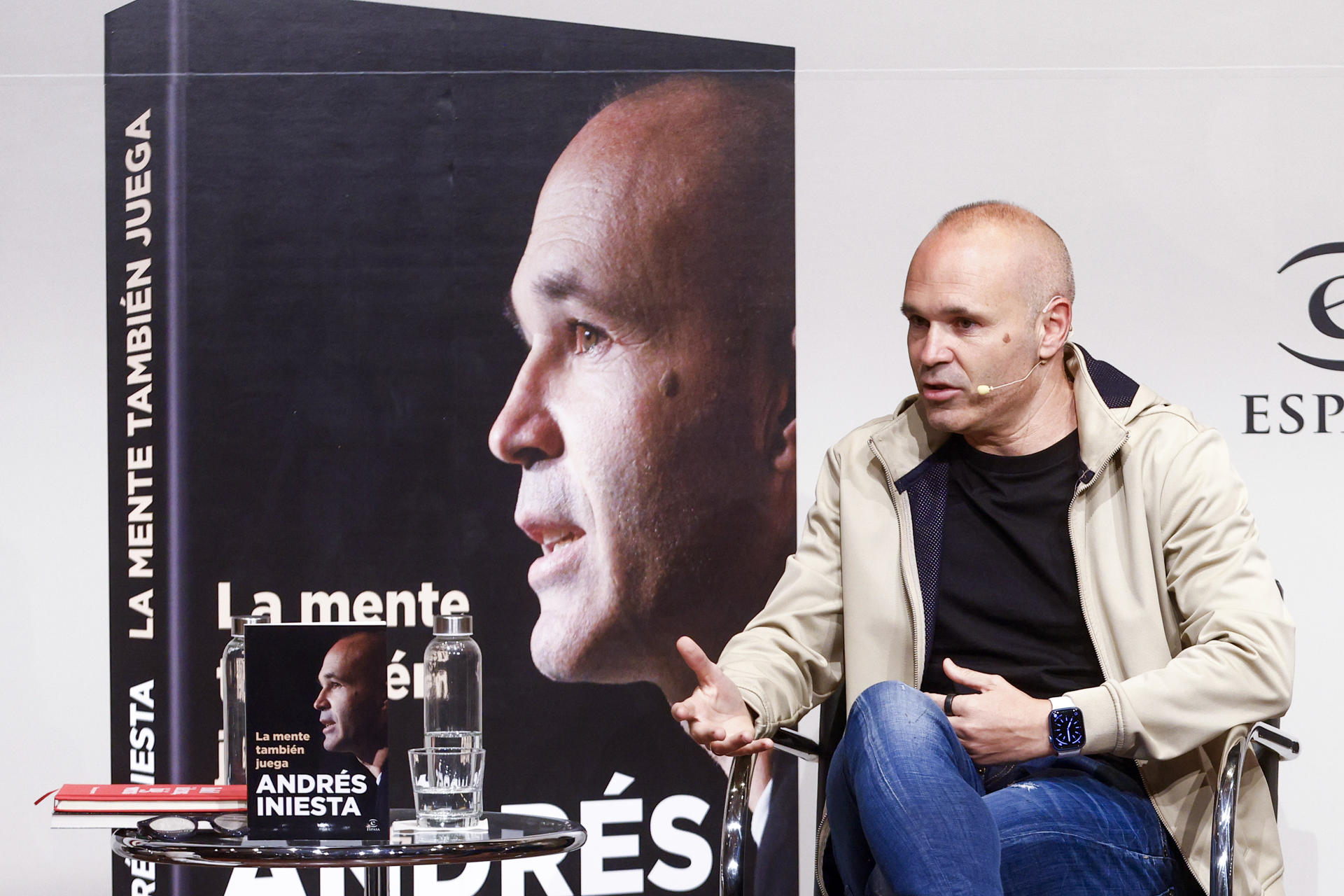 El exfutbolista Andrés Iniesta presenta su libro 'La Mente también juega' libro 'La Mente también juega' en el que comparte un testimonio sobre salud mental, familia y superación este martes, en Barcelona. EFE/ Quique García