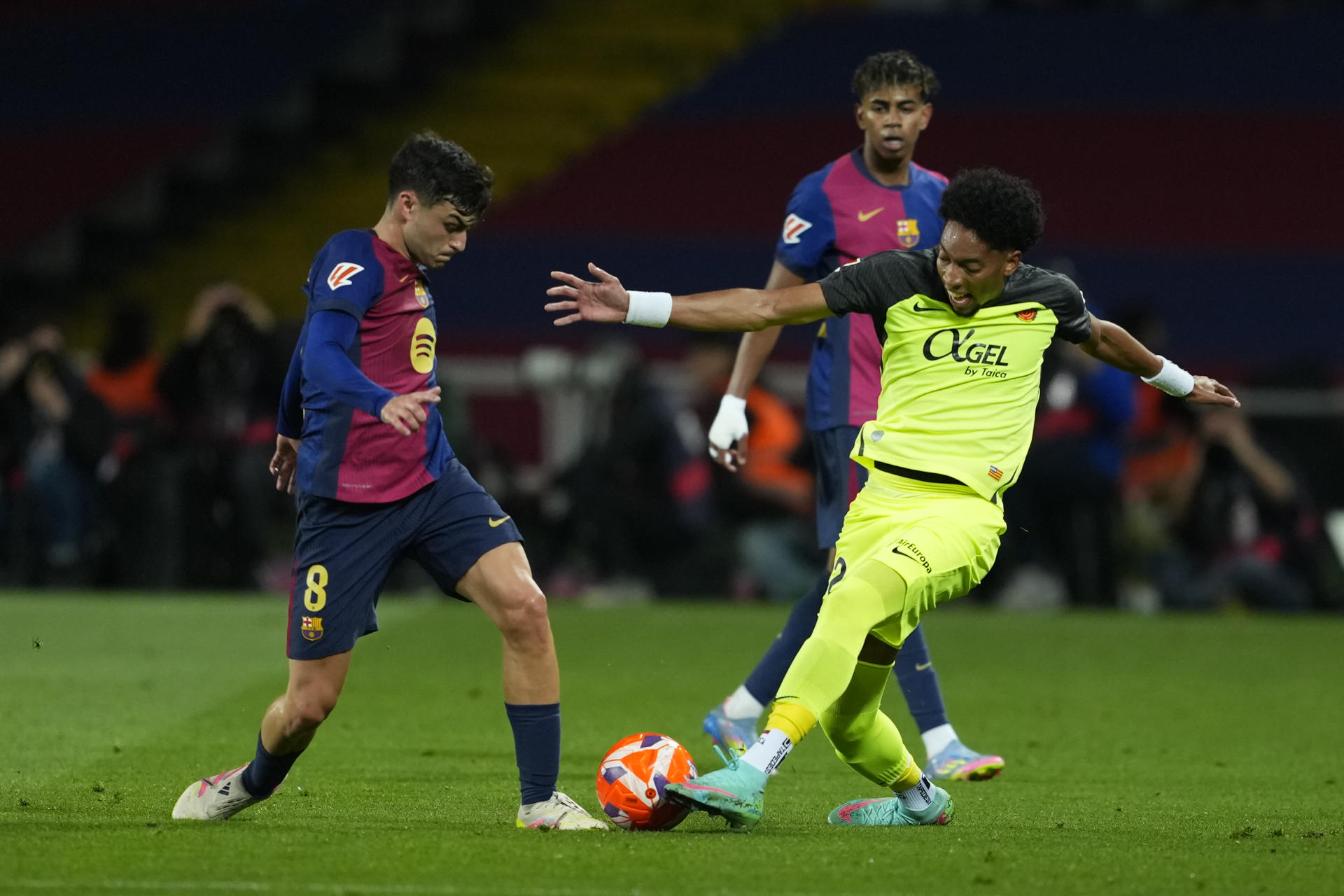 Pedri González, centrocampista del Barcelona, trata de marcharse ante el defensa del Mallorca Johan Mojica (d) durante el partido de la jornada 33 de LaLiga que ambos equipos disputaron el martes en el Estadi Olímpic Lluís Companys. EFE/Enric Fontcuberta.