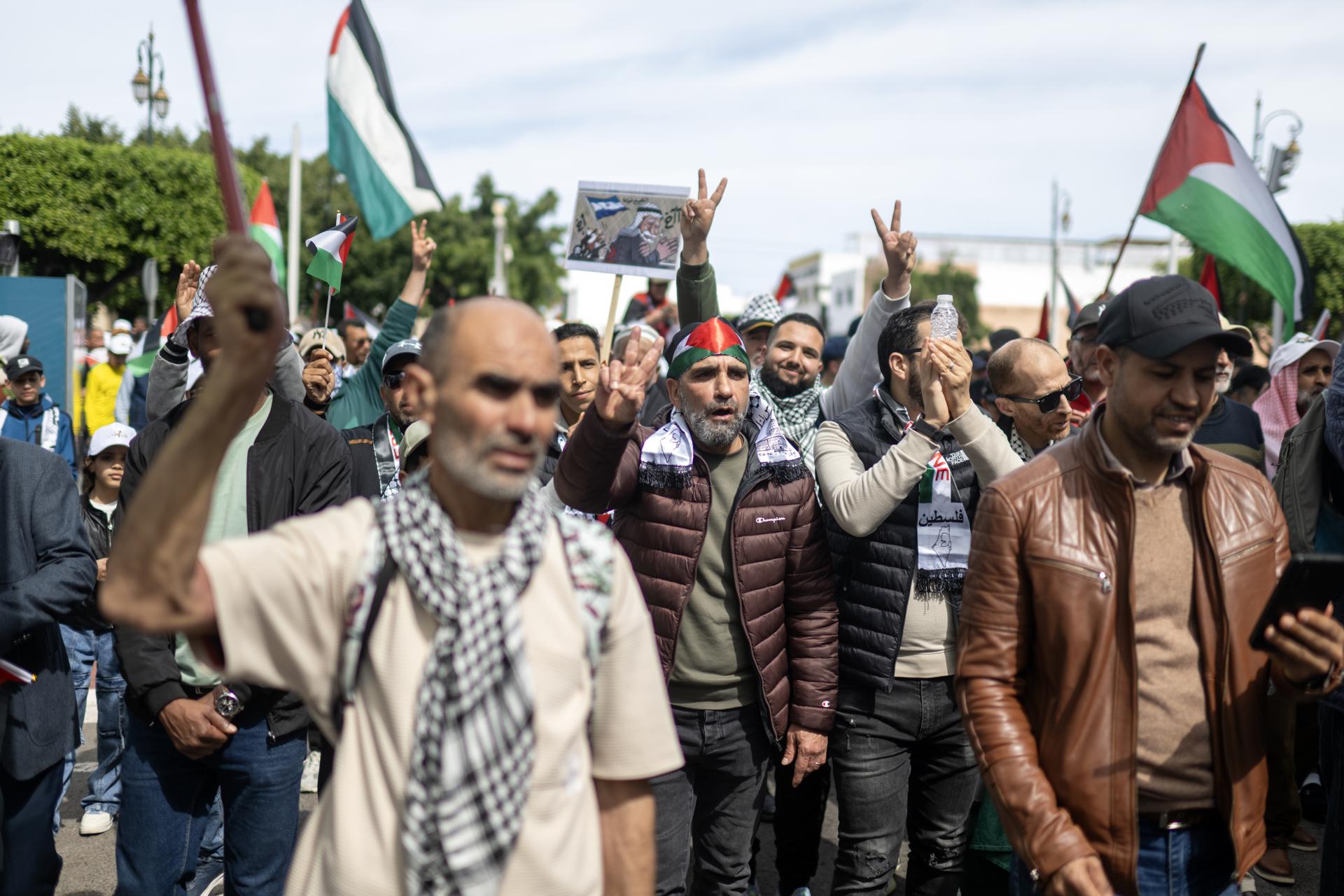Protesta en Rabat para exigir el cese de la guerra en la franja palestina de Gaza y la ruptura de las relaciones diplomáticas entre Marruecos e Israel. EFE/EPA/JALAL MORCHIDI