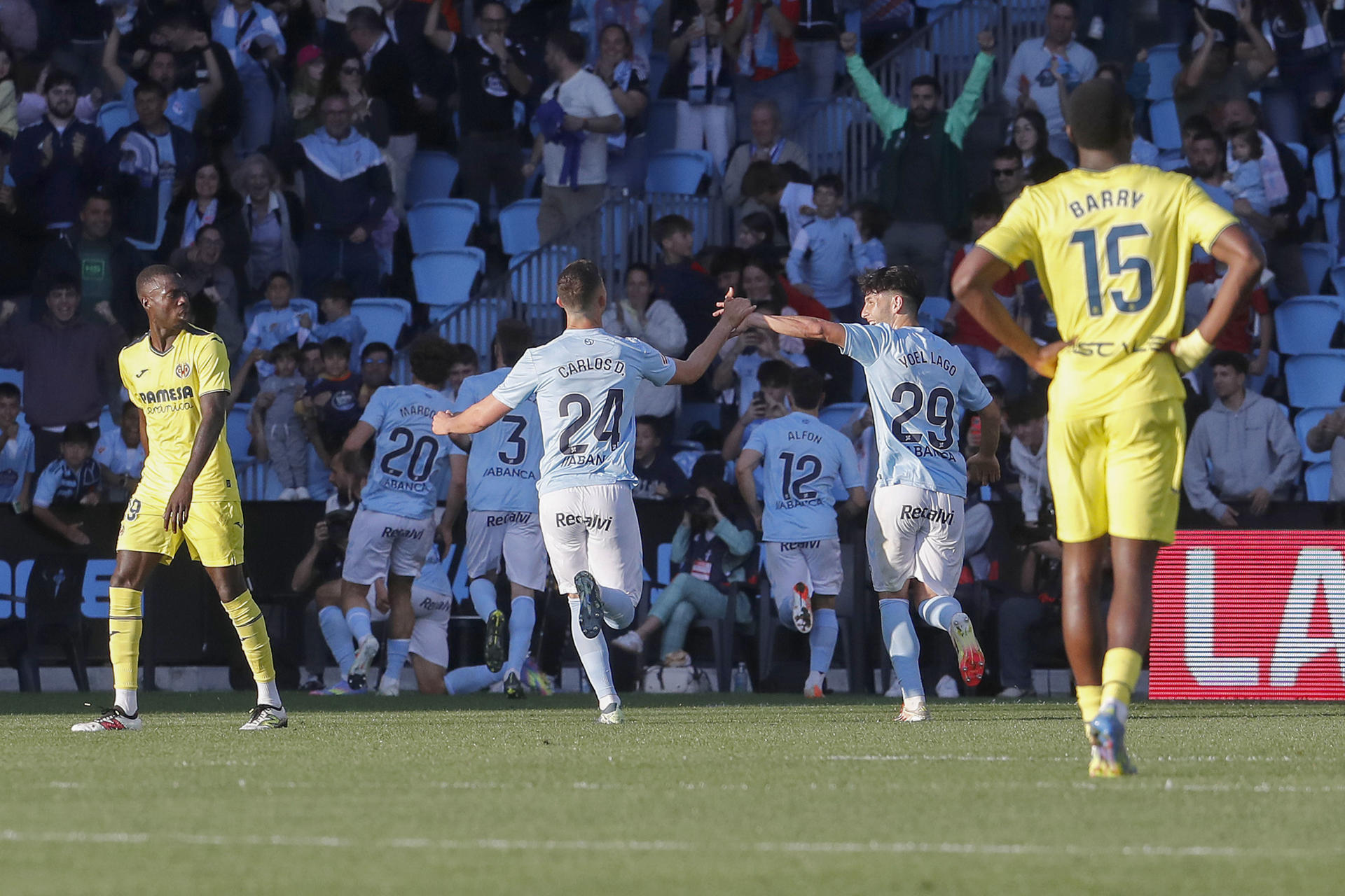 Los jugadores del Celta de Vigo celebran el gol de Borja Iglesias, segundo del equipo gallego, en el partido de LaLiga entre el Celta de Vigo y el Villarreal CF, este miércoles en el estadio de Balaídos, en Vigo. EFE / Salvador Sas