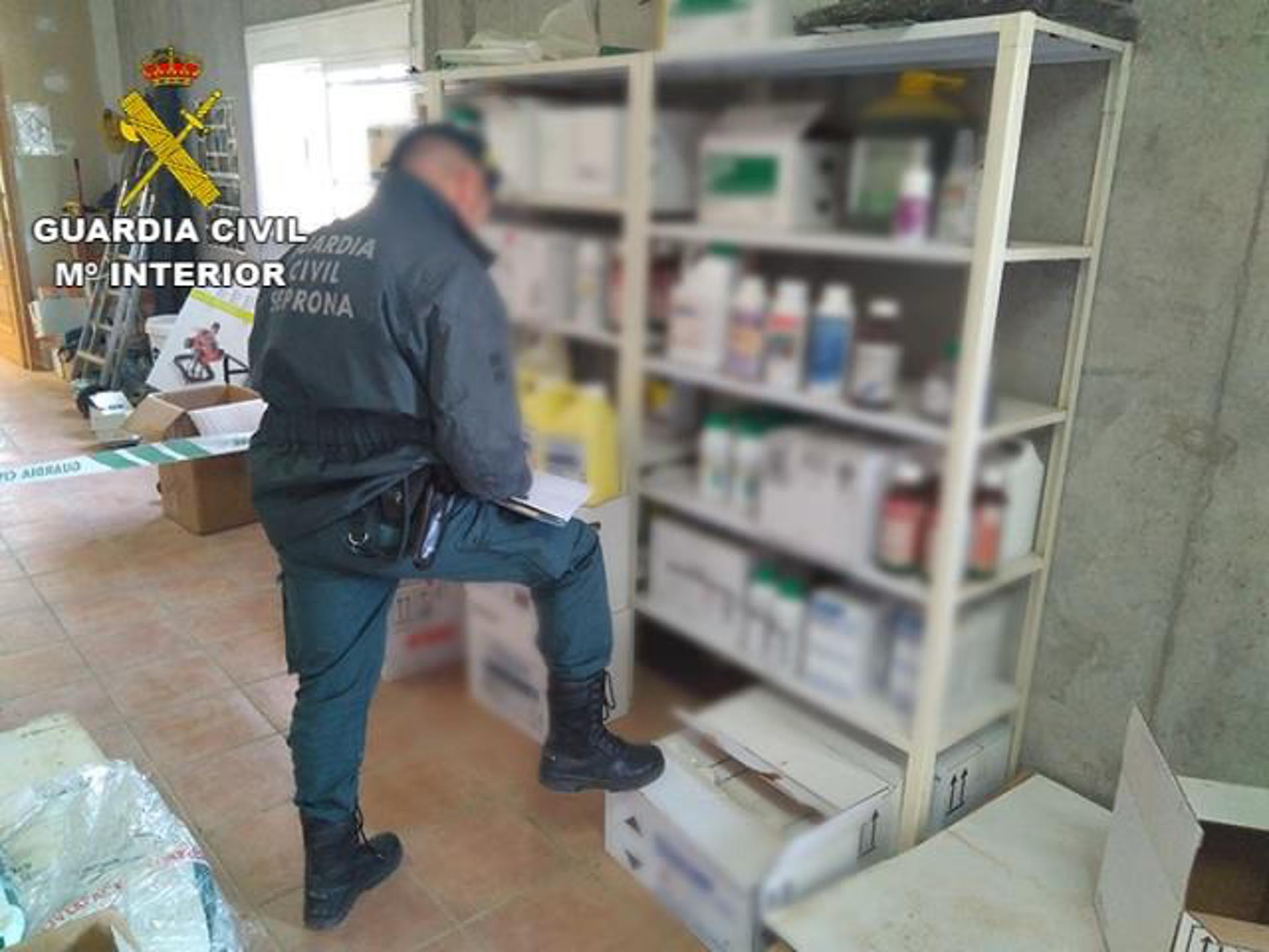 Los defraudadores se organizan para vender ilegalmente los productos fitosanitarios e, incluso, falsificarlos, pero el Seprona de la Guardia Civil no les da tregua: solo en tres campañas de inspección se ha incautado de 100 toneladas de pesticidas ilícitos. Fotos cedidas por la Guardia Civil. EFE