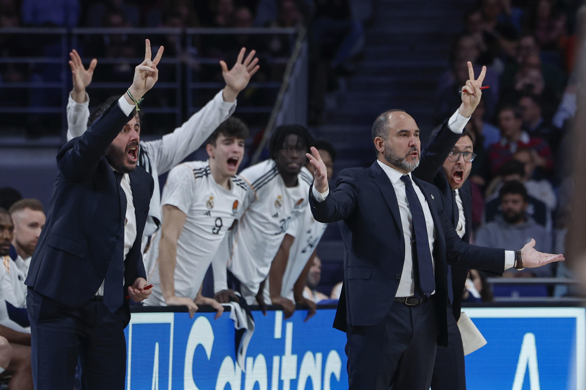 El entrenador del Real Madrid, Chus Mateo (2-d), en el Movistar Arena. EFE/Juanjo Martín