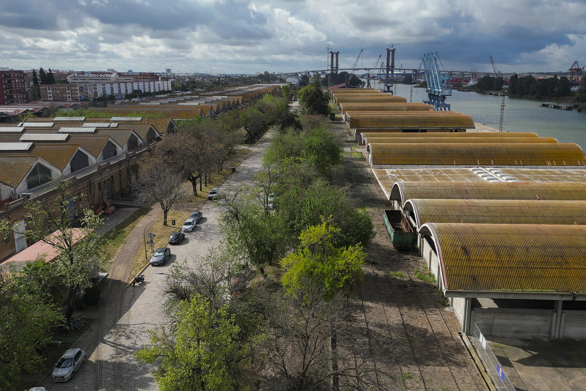 Sevilla, que cuenta con el único puerto marítimo de interior de España, ha emprendido el camino para 'conquistar', transformar e integrar 400.000 metros cuadrados junto al Guadalquivir en un nuevo distrito urbano portuario, capaz de combinar historia, patrimonio, emprendimiento, ocio, cultura, turismo y gastronomía, una iniciativa culminada con éxito en ciudades como Lisboa o Hamburgo. EFE/Josó Manuel Vidal