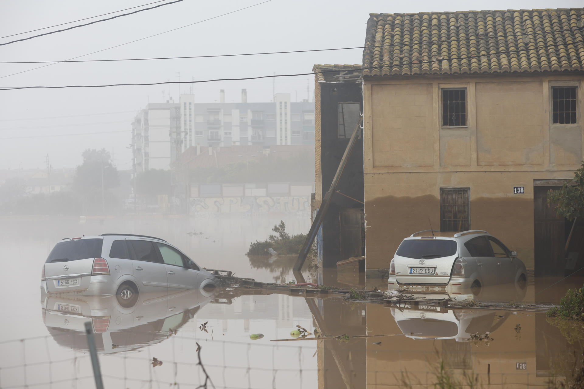 Imagen de archivo (30/10/2024) de una alquería en Sedaví anegada a causa de las lluvias torrenciales del 29 de octubre. EFE/Miguel Ángel Polo