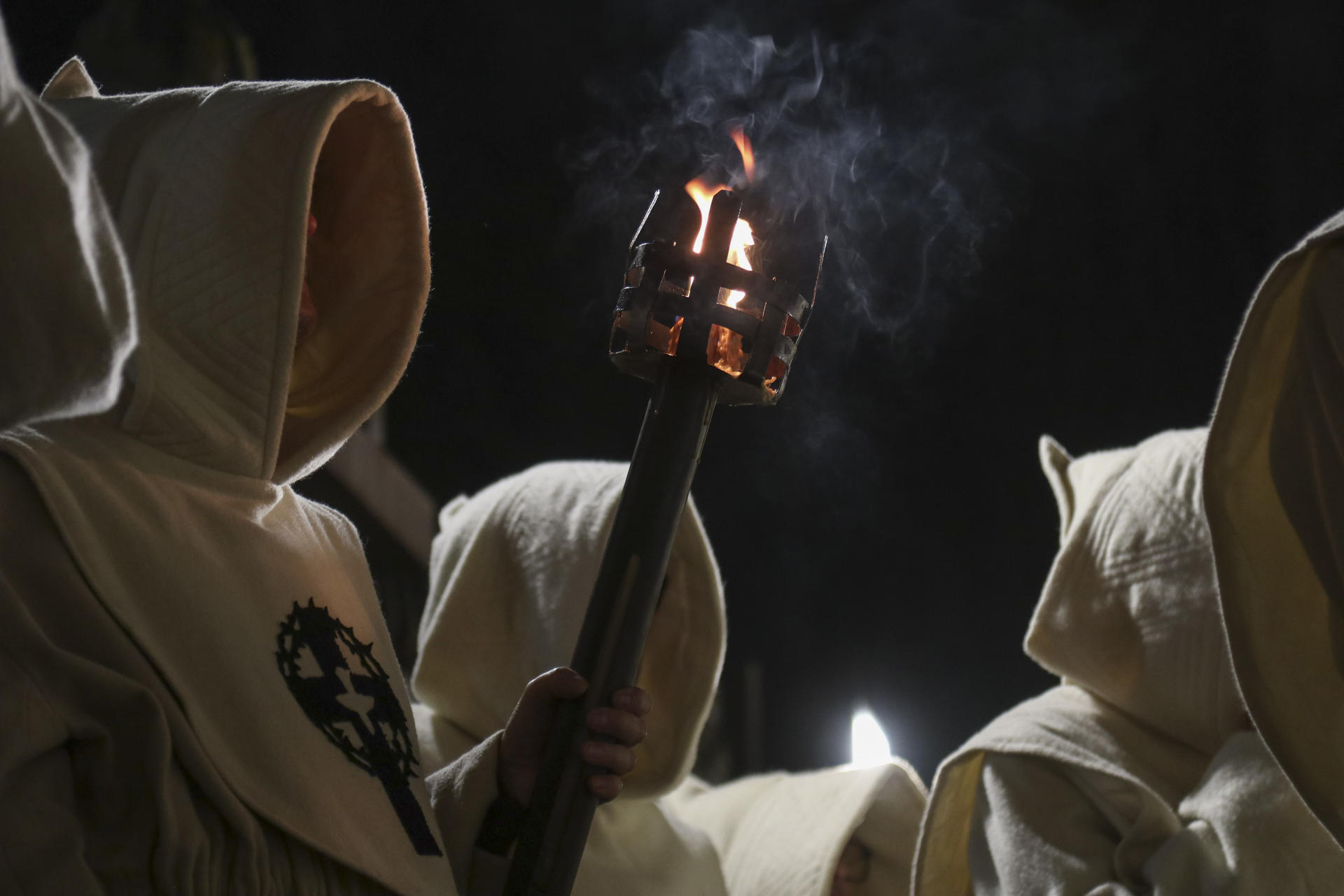 La hermandad del Cristo del Espiritu Santo, que cumple medio siglo de su primer desfile procesional, sale a las calles de Zamora en la procesión que abre la Semana Santa de la ciudad, declarada de Interés Turístico Internacional y Bien de Interés Cultural. EFE/Mariam A. Montesinos.