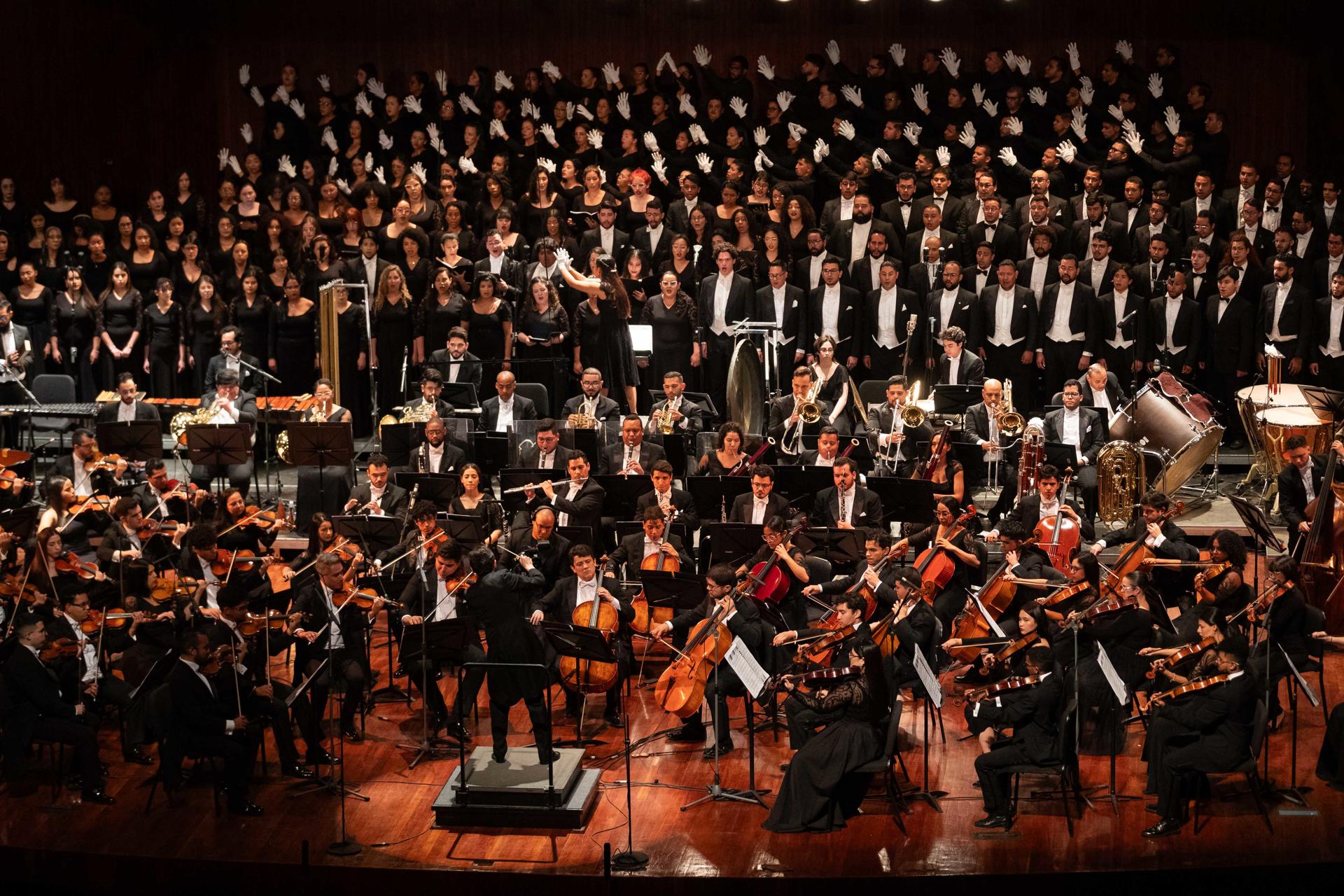 Músicos de la Orquesta Sinfónica de Venezuela presentan un concierto inaugural este domingo, en el aula magna de la Universidad Central de Venezuela en Caracas (Venezuela). EFE/ Ronald Peña R