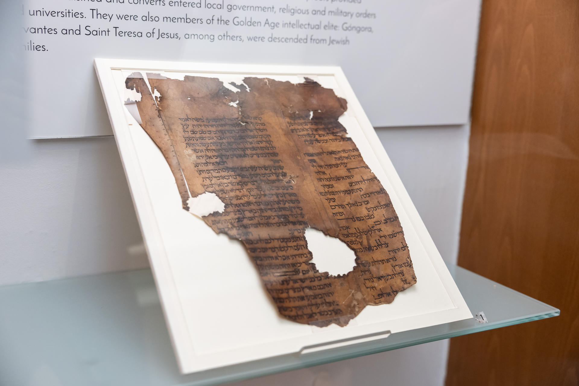 El Museo Sefardí, en Toledo, ha estrenado este lunes la renovación integral de su exposición permanente después de cuatro años de reforma, con la que renace con un nuevo discurso expositivo adaptado al siglo XXI para acercar "el mensaje imprescindible de la convivencia, la multiculturalidad y las minorías en el patrimonio histórico español". EFE/ Ángeles Visdómine