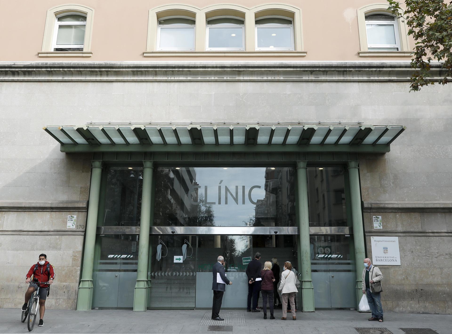 Imagen de archivo del exterior del hospital Clínic de Barcelona. EFE/Andreu Dalmau