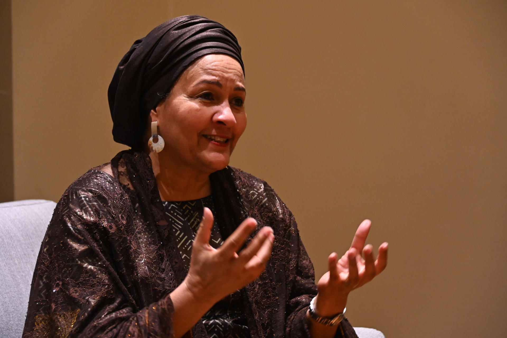 La vicesecretaria general de las Naciones Unidas, Amina Mohammed, habla durante una entrevista con EFE este lunes, en la sede del organismo en Montevideo (Uruguay). EFE/ Federico Gutiérrez