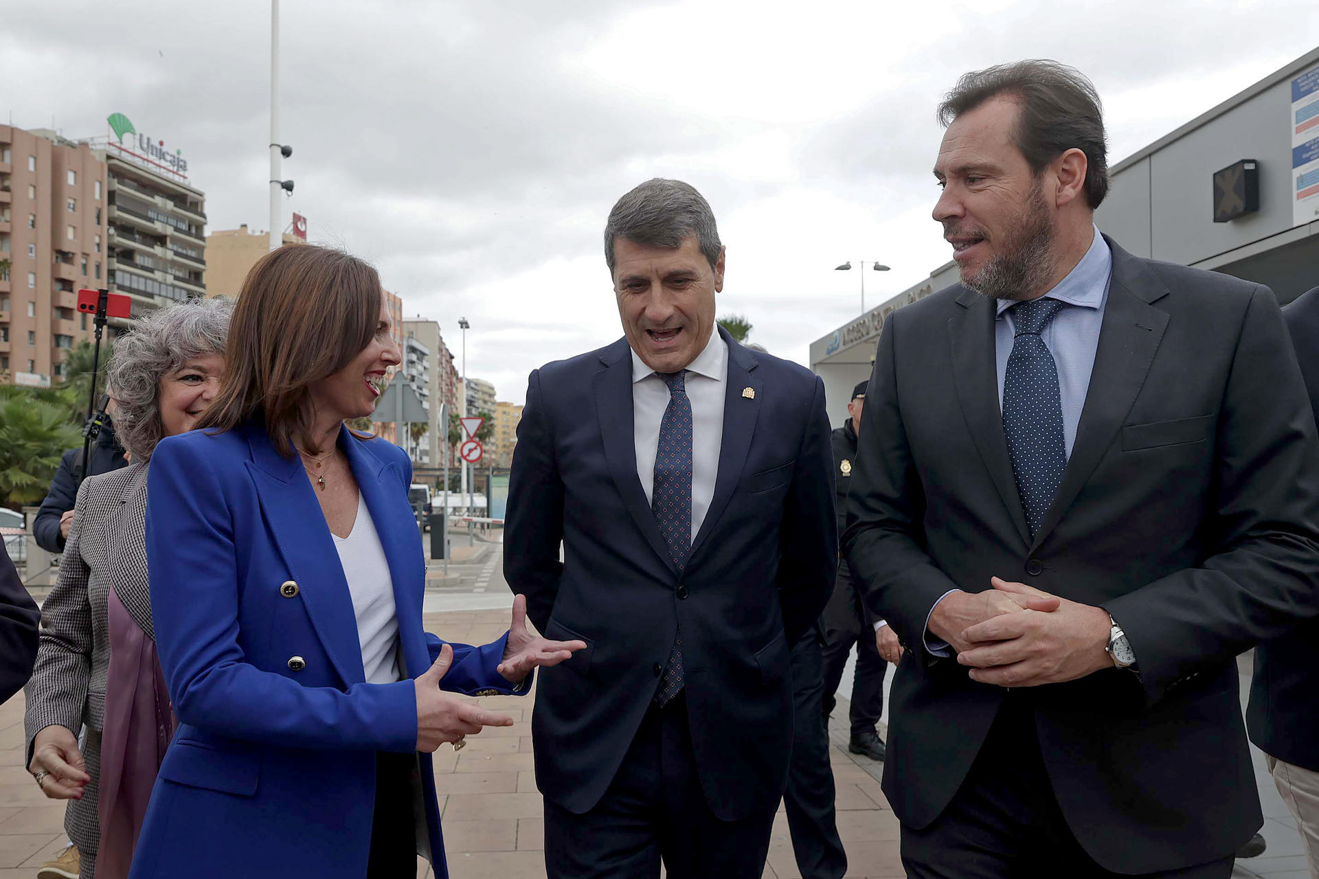 (De izq a dcha) La consejera de Fomento de la Junta de Andalucía, Rocío Díaz ; el delegado del Gobierno en Andalucía, Pedro Fernández, y el ministro de Transportes, Óscar Puente, a su llegada (foto de archivo del 01/02/2024) al puerto de Algeciras (Cádiz). EFE/A.Carrasco Ragel.