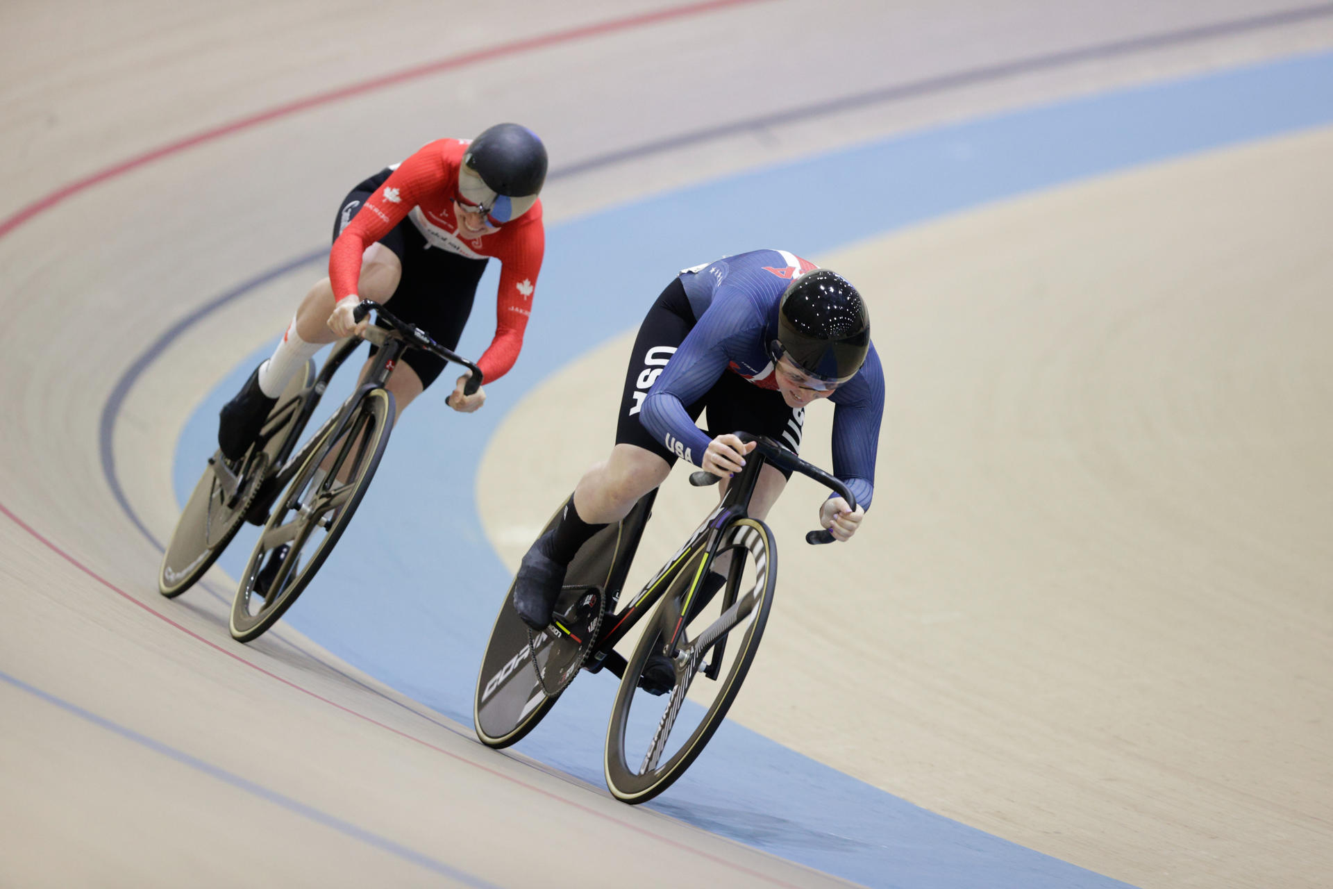 La ciclista estadounidense Emily Hayes (d) participa en la prueba de Velocidad Individual femenino durante el Campeonato Panamericano de pista 2025 en el Velódromo Olímpico Nacional en Asunción (Paraguay). EFE/ Juan Pablo Pino