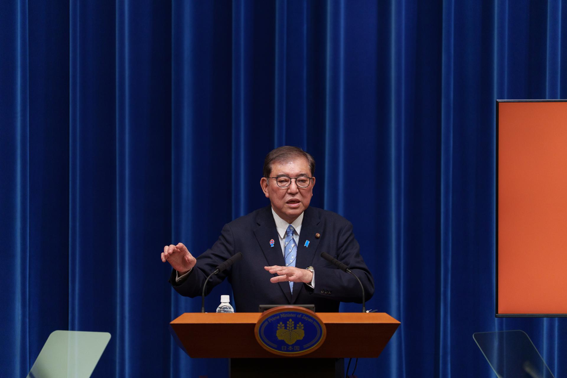 El primer ministro de Japón, Shigeru Ishiba, habla durante una conferencia de prensa en su despacho (Kantei) en Tokio, Japón, el 1 de abril de 2025.EFE/EPA/Nicolas Datiche / POOL