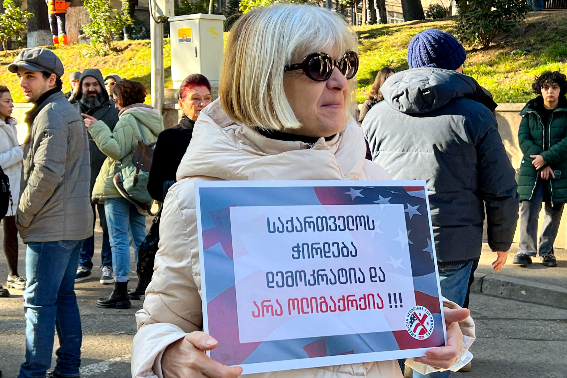 Protesta ante la sede del Parlamento de Georgia contra un proyecto de ley sobre agentes extranjeros en 2023. EFE/ Misha Vignanski