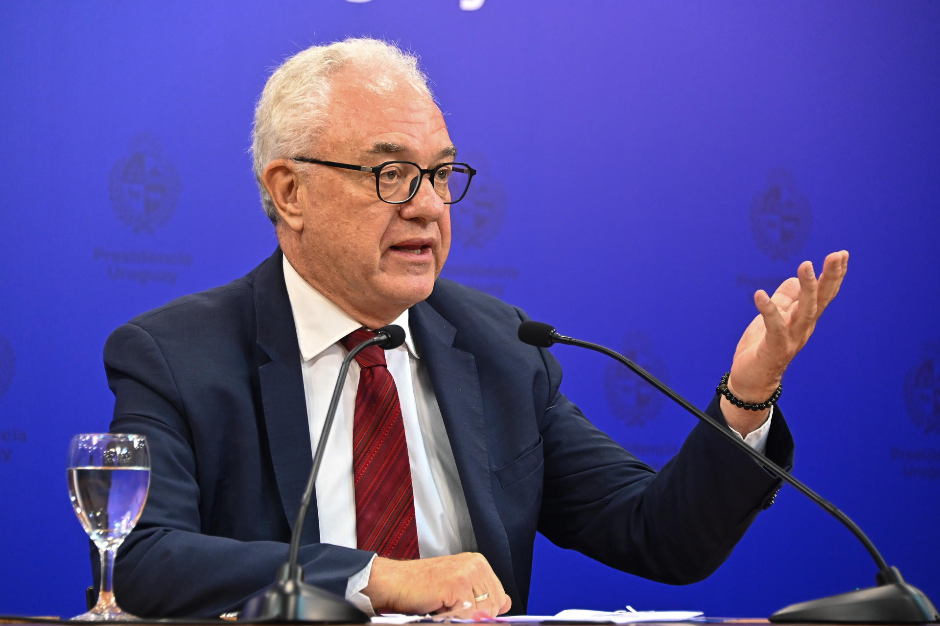 El canciller de Uruguay, Mario Lubetkin, habla durante una rueda de prensa este 28 de abril de 2025, en Montevideo (Uruguay). EFE/ Federico Gutiérrez