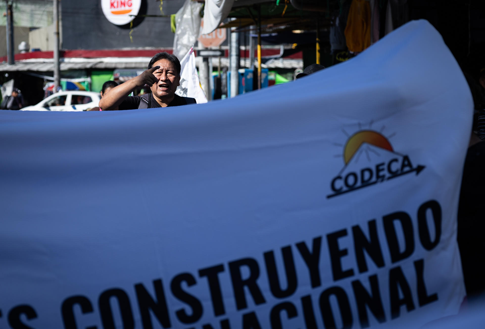 Una persona participa durante una protesta este lunes, en rechazo a la captura del viceministro Luis Pacheco, en el centro de la Ciudad de Guatemala (Guatemala). EFE/ David Toro