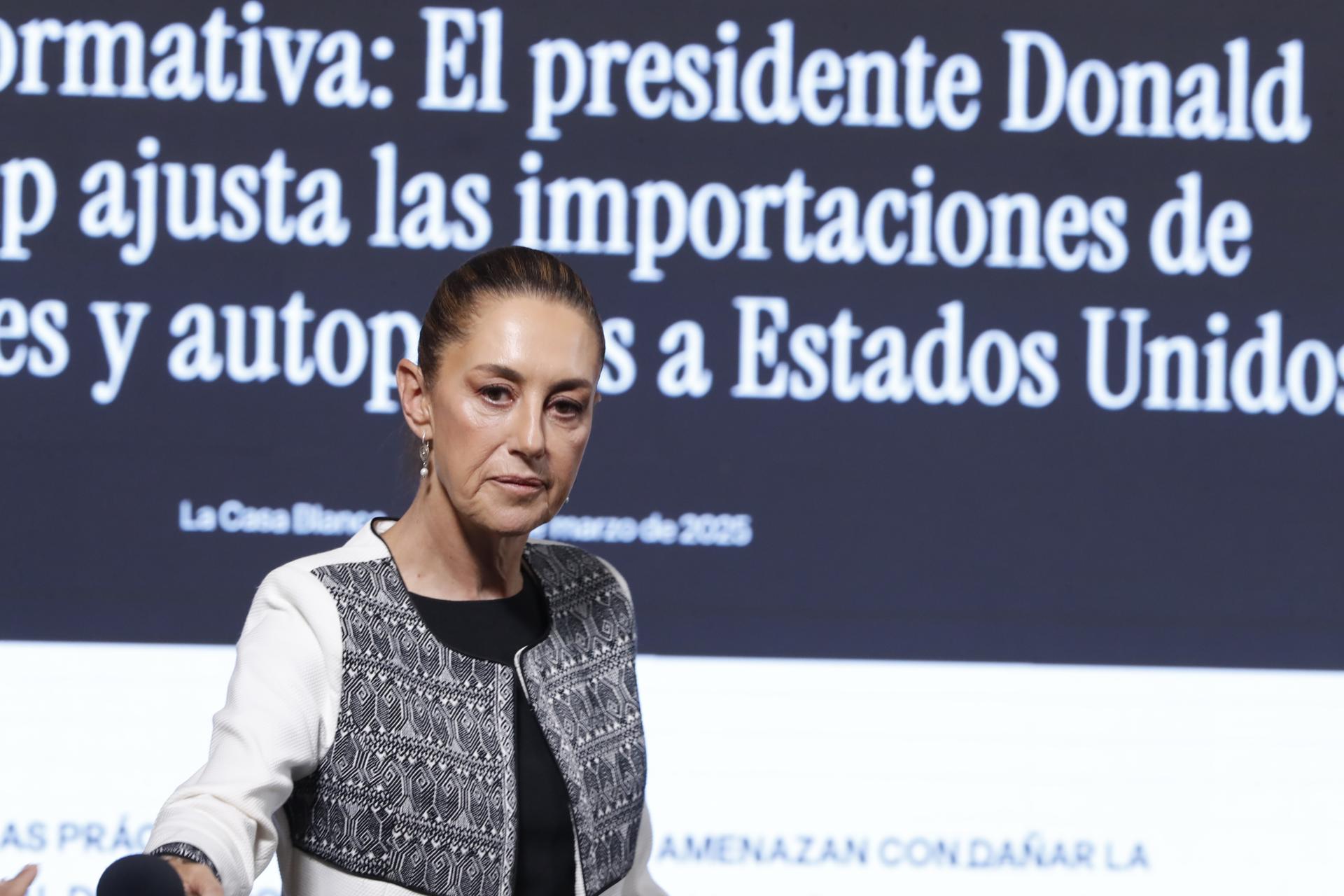 La presidenta de México Claudia Sheinbaum, participa este jueves en una rueda de prensa en Palacio Nacional de la Ciudad de México (México). EFE/Mario Guzmán