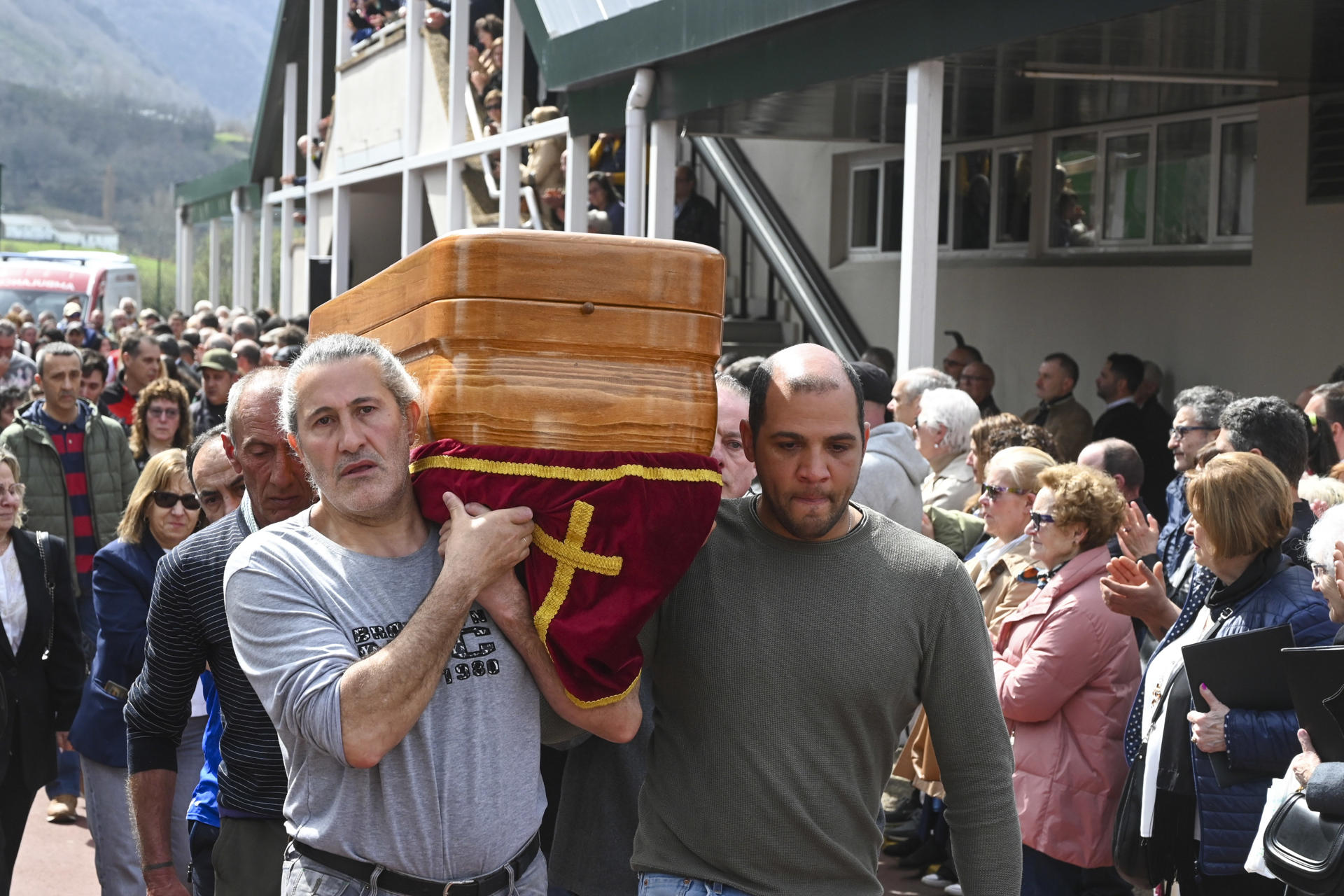 Familiares y amigos portan el féretro de uno de los fallecidos tras la misa funeral este miércoles en el polideportivo municipal de Villablino (León) de cuatro de los cinco mineros que el pasado lunes perdieron la vida en la explosión en una mina de Cerredo (Asturias) . EFE/J.Casares