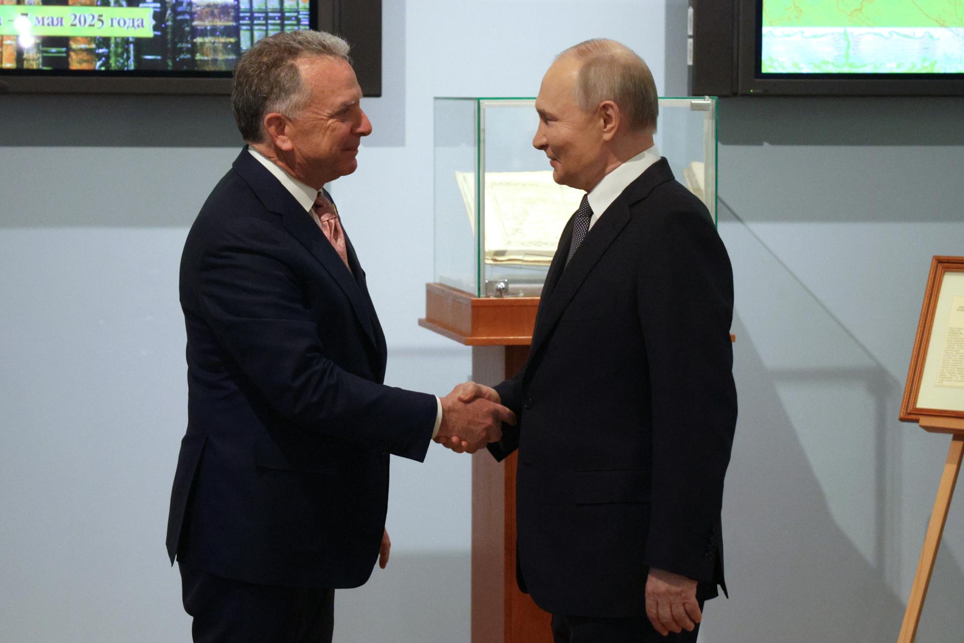 El presidente ruso, Vladímir Putin, estrecha la mano del enviado especial de Estados Unidos a Oriente Medio, Steve Witkoff (izq.), durante una reunión en San Petersburgo, Rusia, el 11 de abril de 2025. EFE/EPA/GAVRIIL GRIGOROV/SPUTNIK/KREMLIN