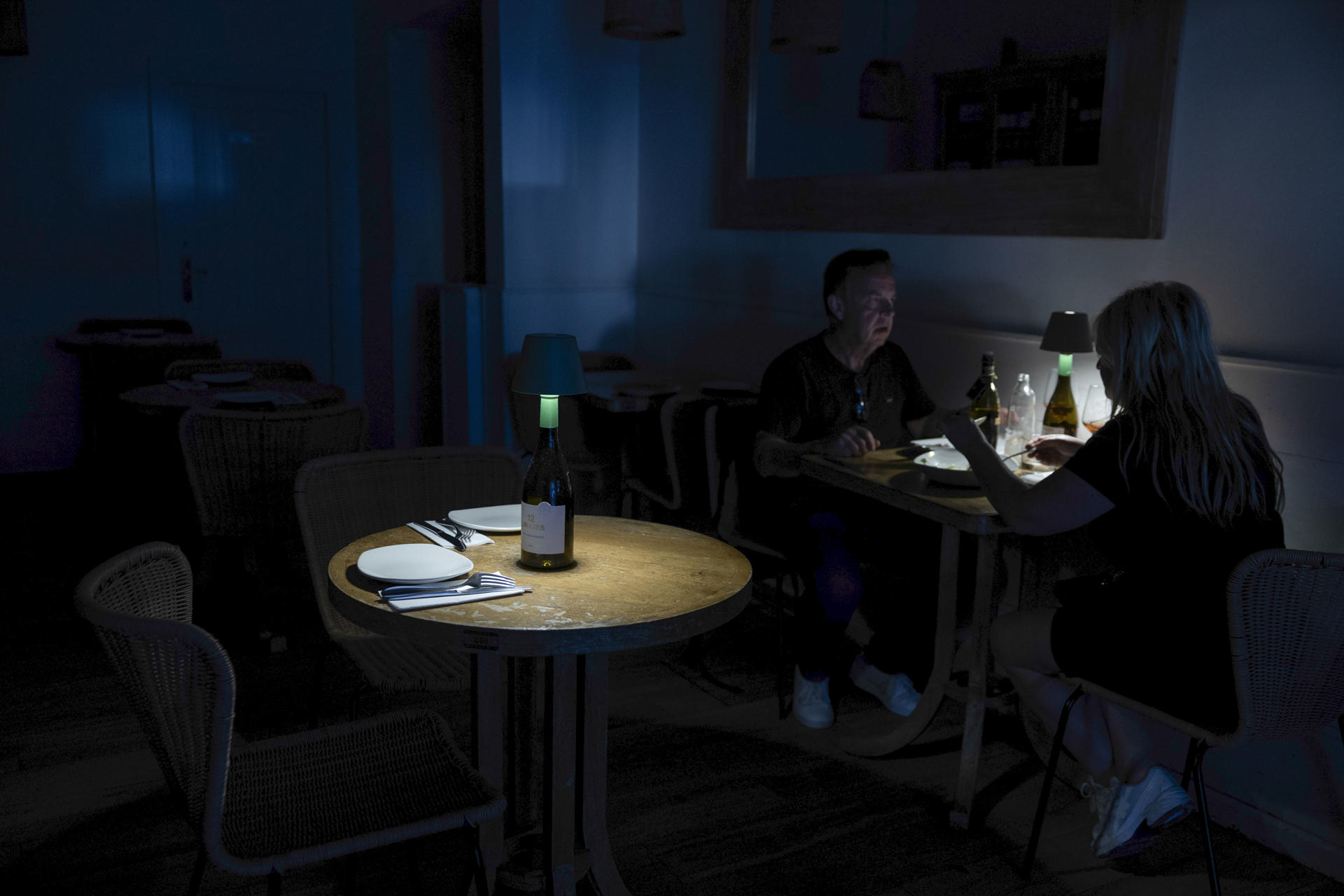 Una pareja cena en un restaurante del centro de Málaga este lunes, durante la caída de la red eléctrica en toda la península. EFE/Jorge Zapata