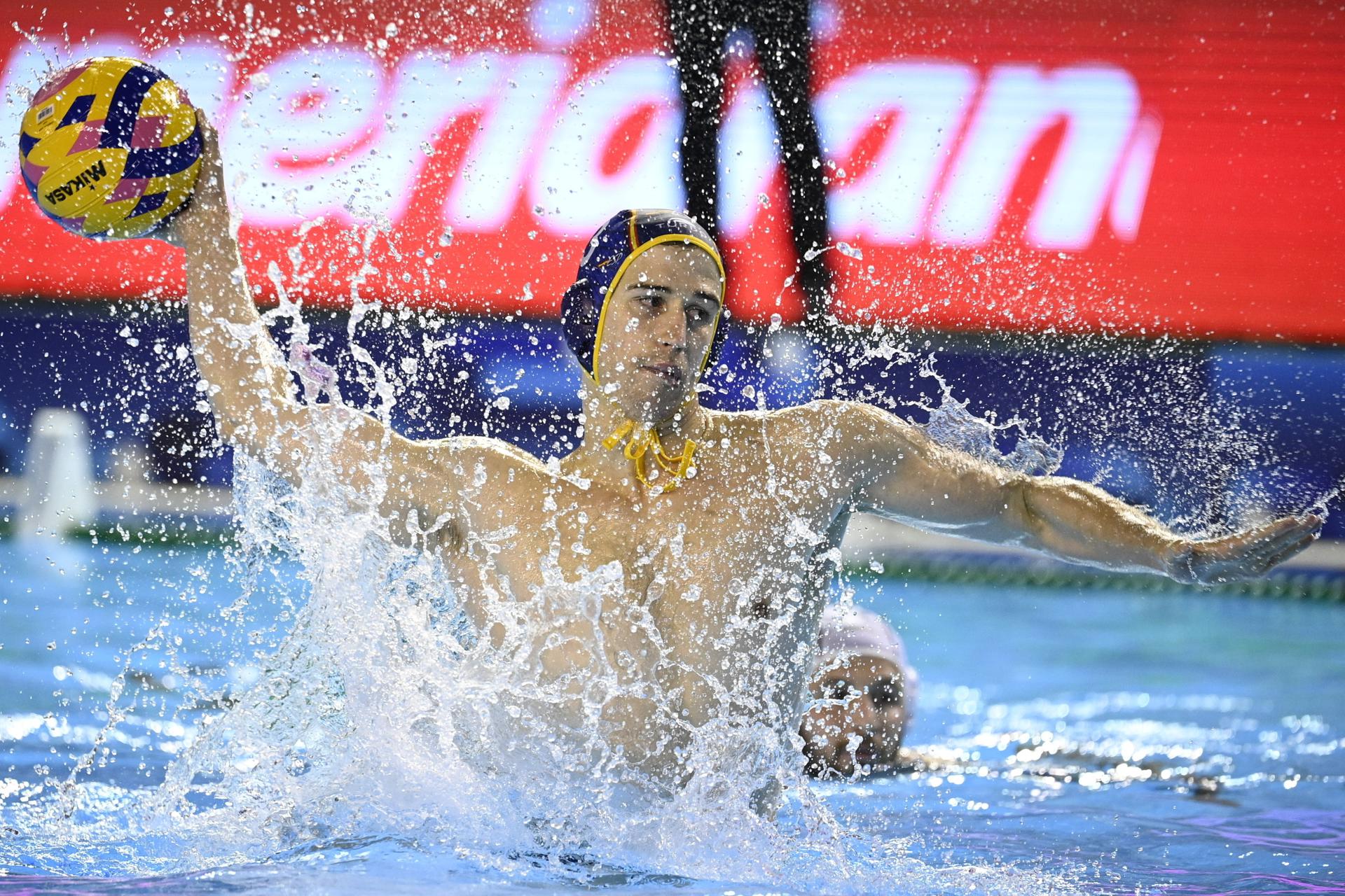 El waterpolisya español Alvaro Granados Ortega lanza durante el partido de la final de Copa del mundo de waterpolo que han jugado Greia y España en Podgorica, Montenegro EFE/EPA/Boglarka Bodnar