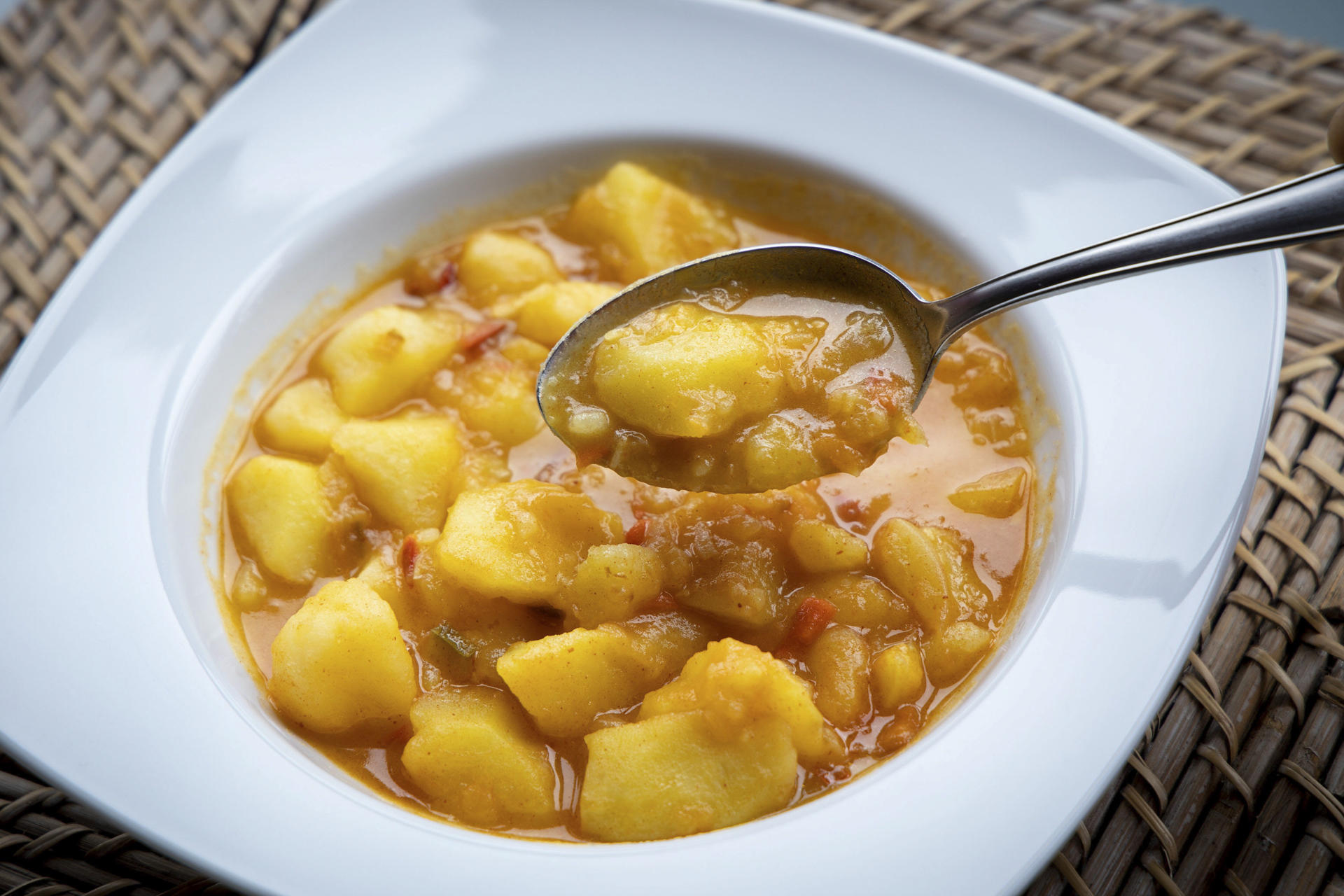 Preparación patatas Viudas.-EFE/Raquel Manzanares