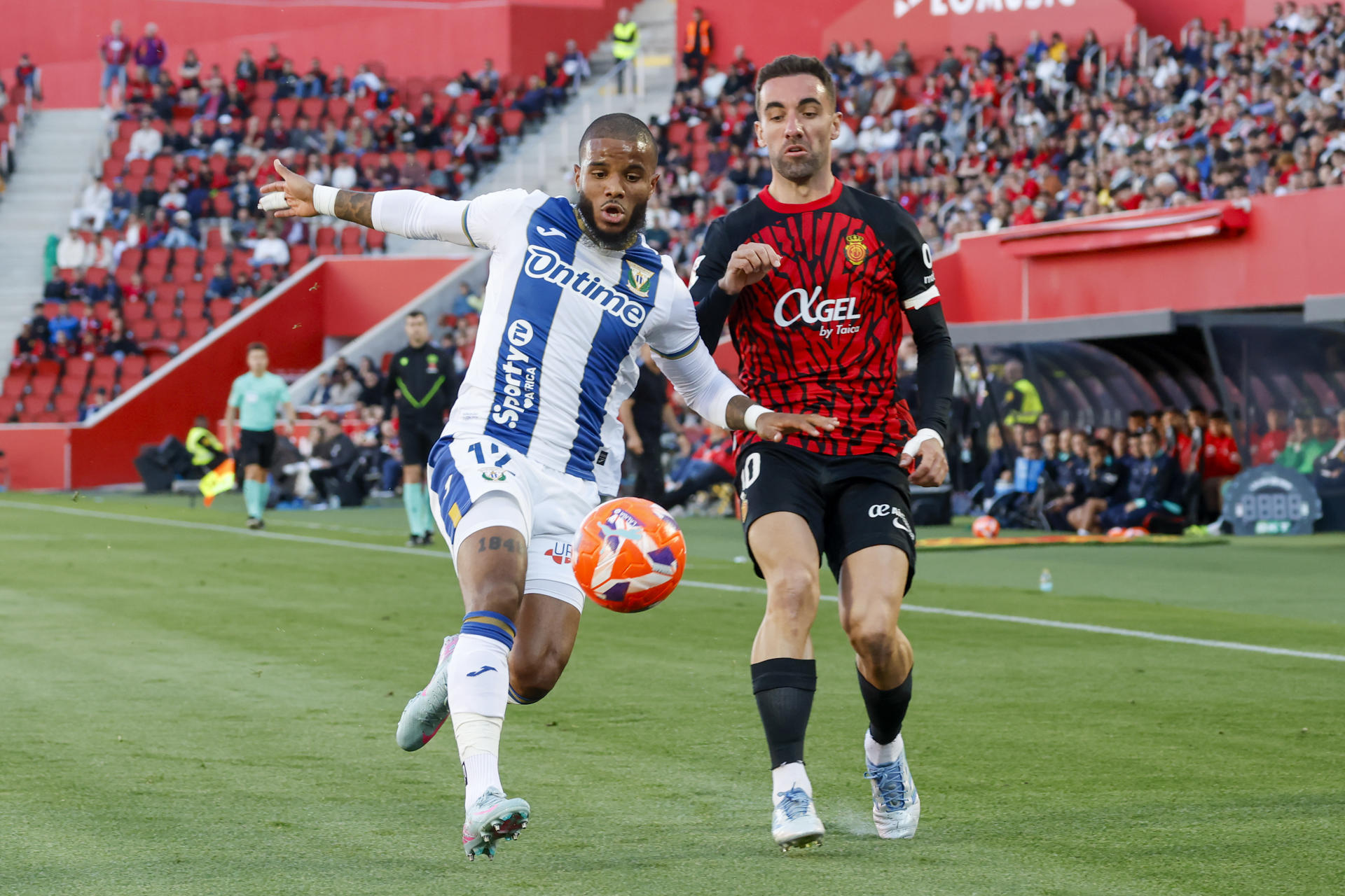 El centrocampista del Mallorca Sergi Darder (d) lucha con el francés Valentin Rosier, del Leganés, durante el partido de la jornada 32 de LaLiga que RCD Mallorca y CD Leganés disputaron en el Estadi Mallorca Son Moix, en Palma. EFE/Cati Cladera